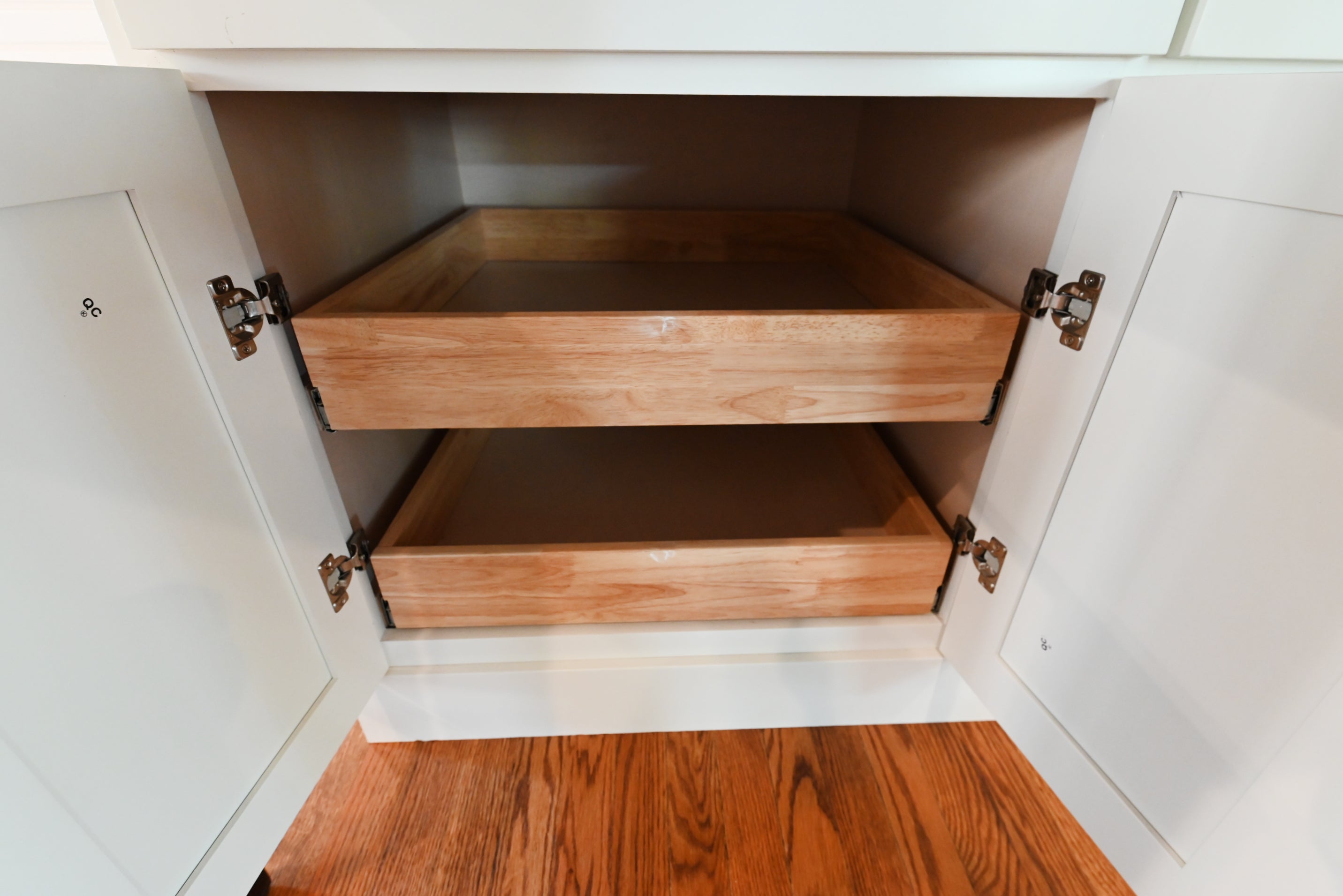 Signature Custom Luxurious December Frost Traditional Pre-Owned Kitchen