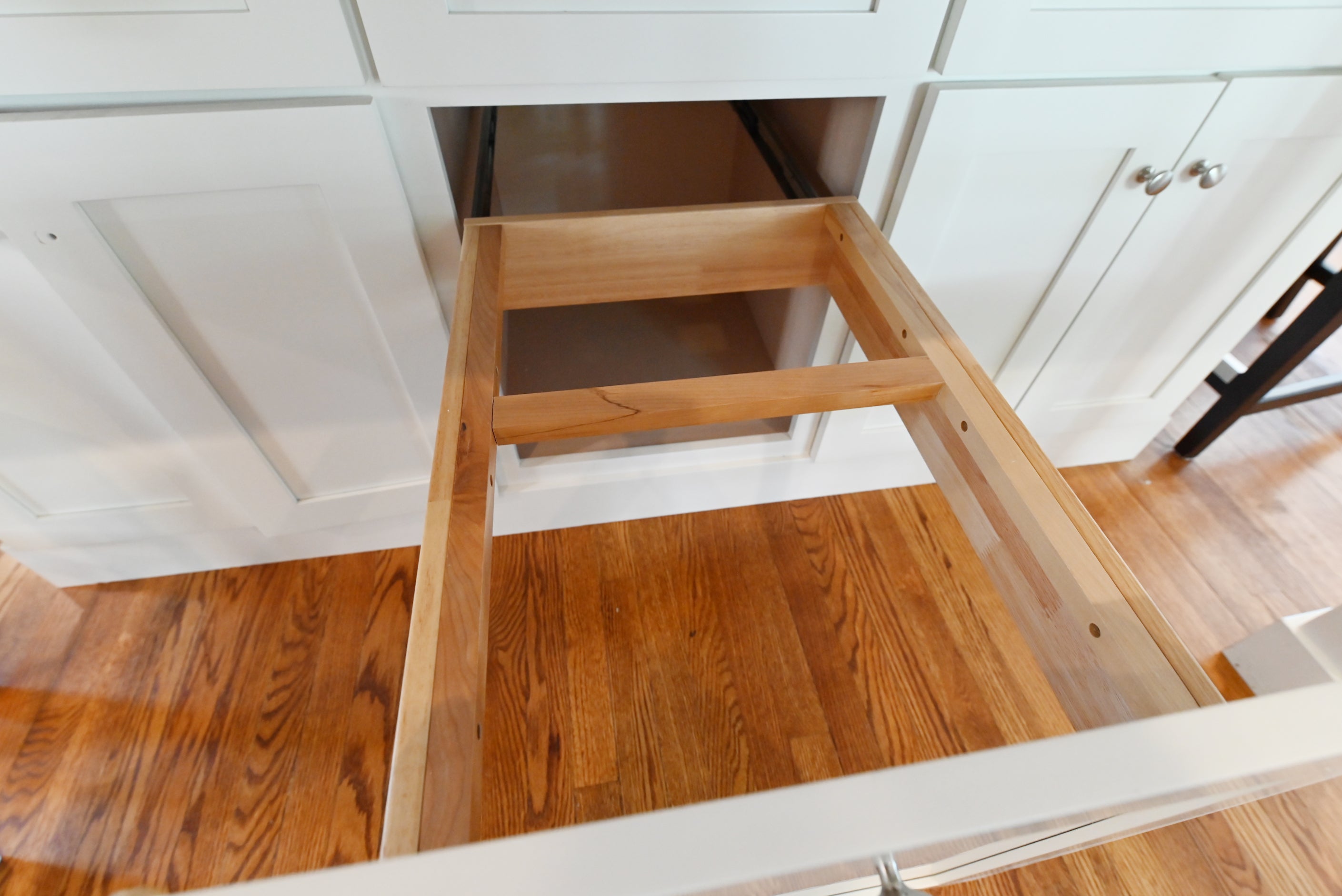 Signature Custom Luxurious December Frost Traditional Pre-Owned Kitchen