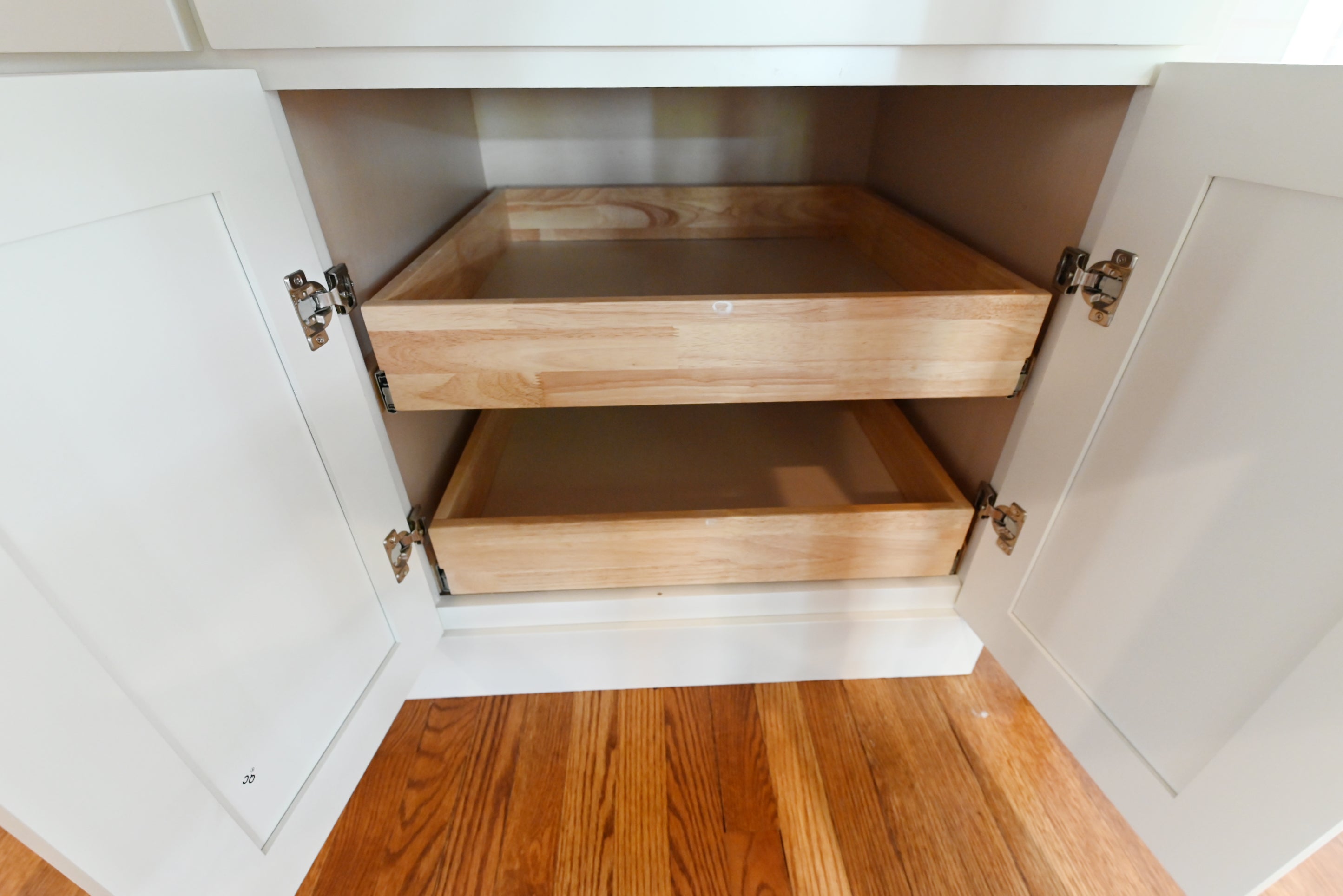 Signature Custom Luxurious December Frost Traditional Pre-Owned Kitchen