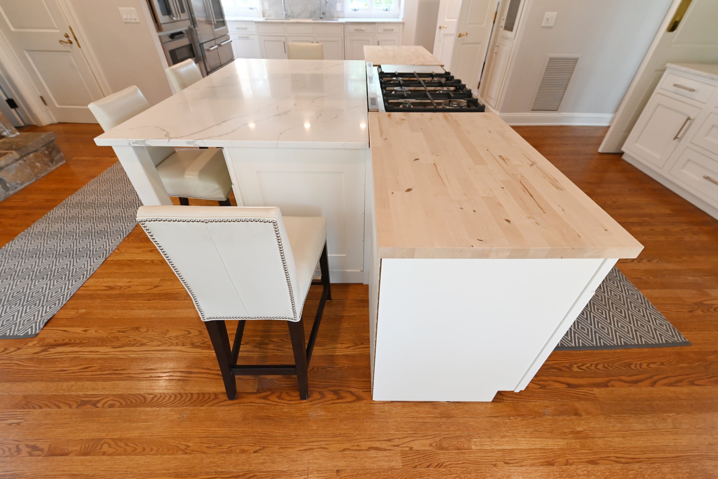 Signature Custom Luxurious December Frost Traditional Pre-Owned Kitchen