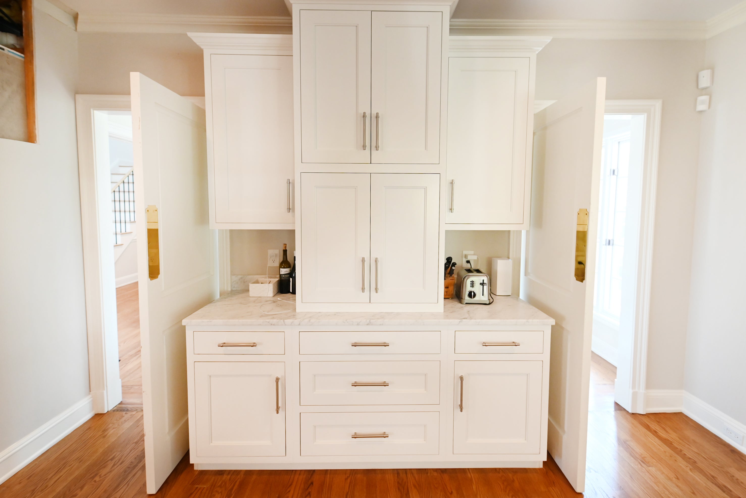 Signature Custom Luxurious December Frost Traditional Pre-Owned Kitchen