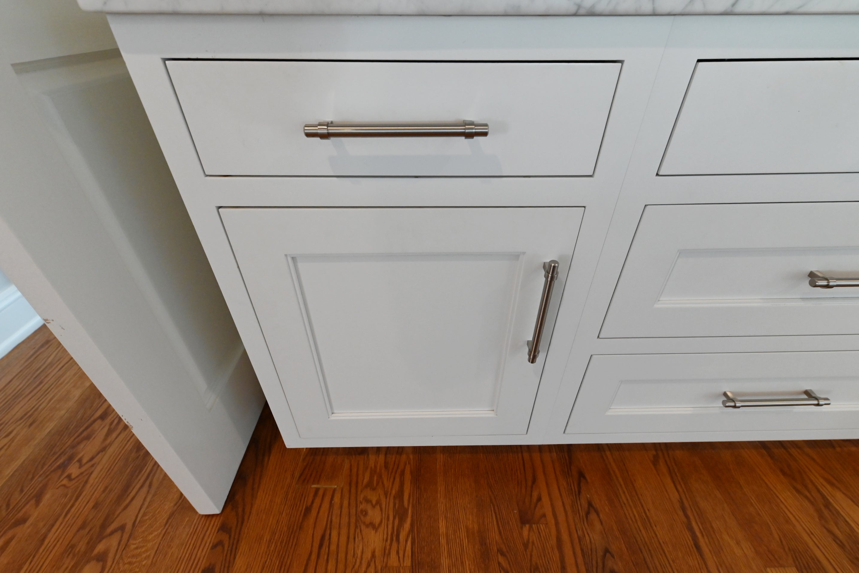 Signature Custom Luxurious December Frost Traditional Pre-Owned Kitchen