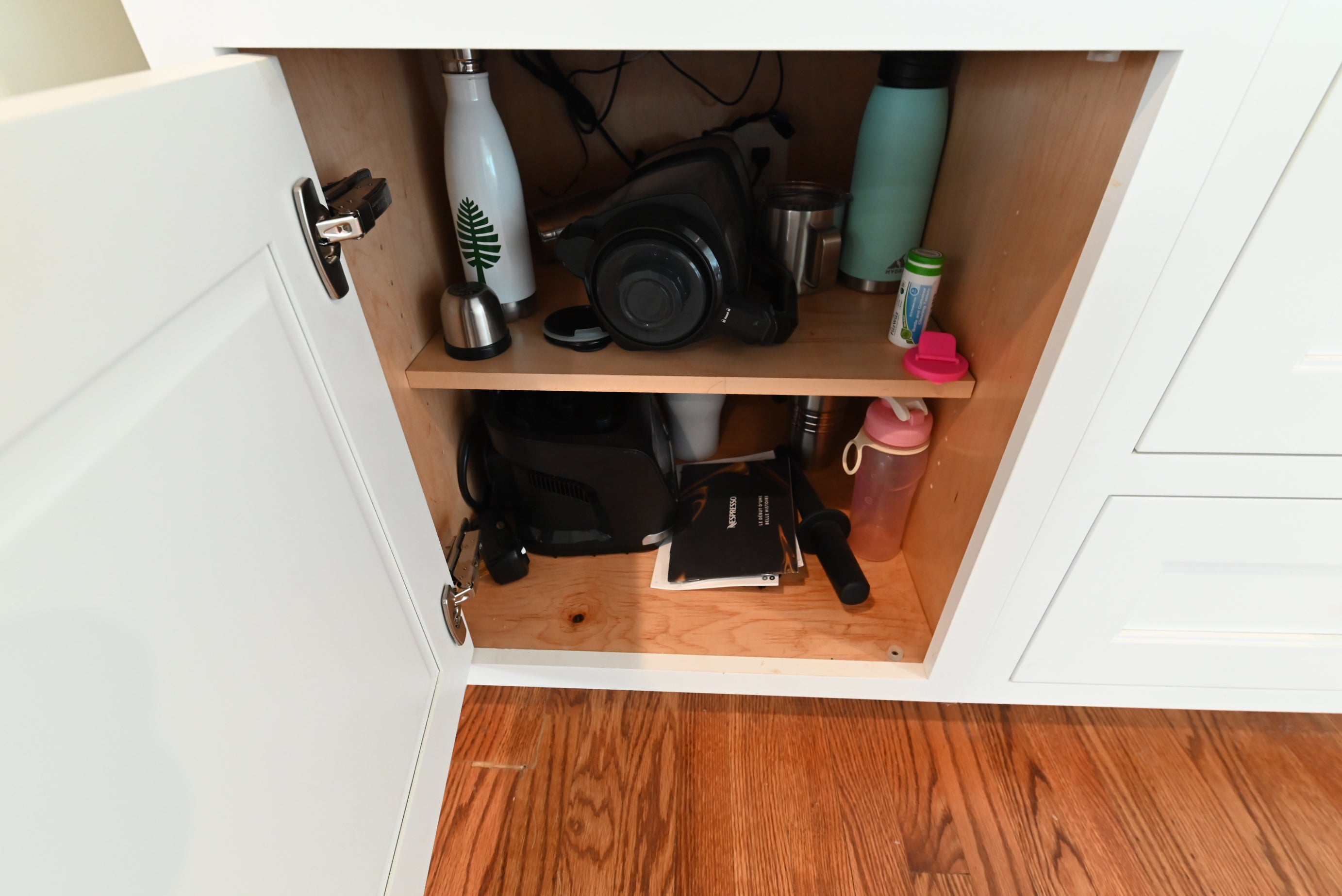 Signature Custom Luxurious December Frost Traditional Pre-Owned Kitchen