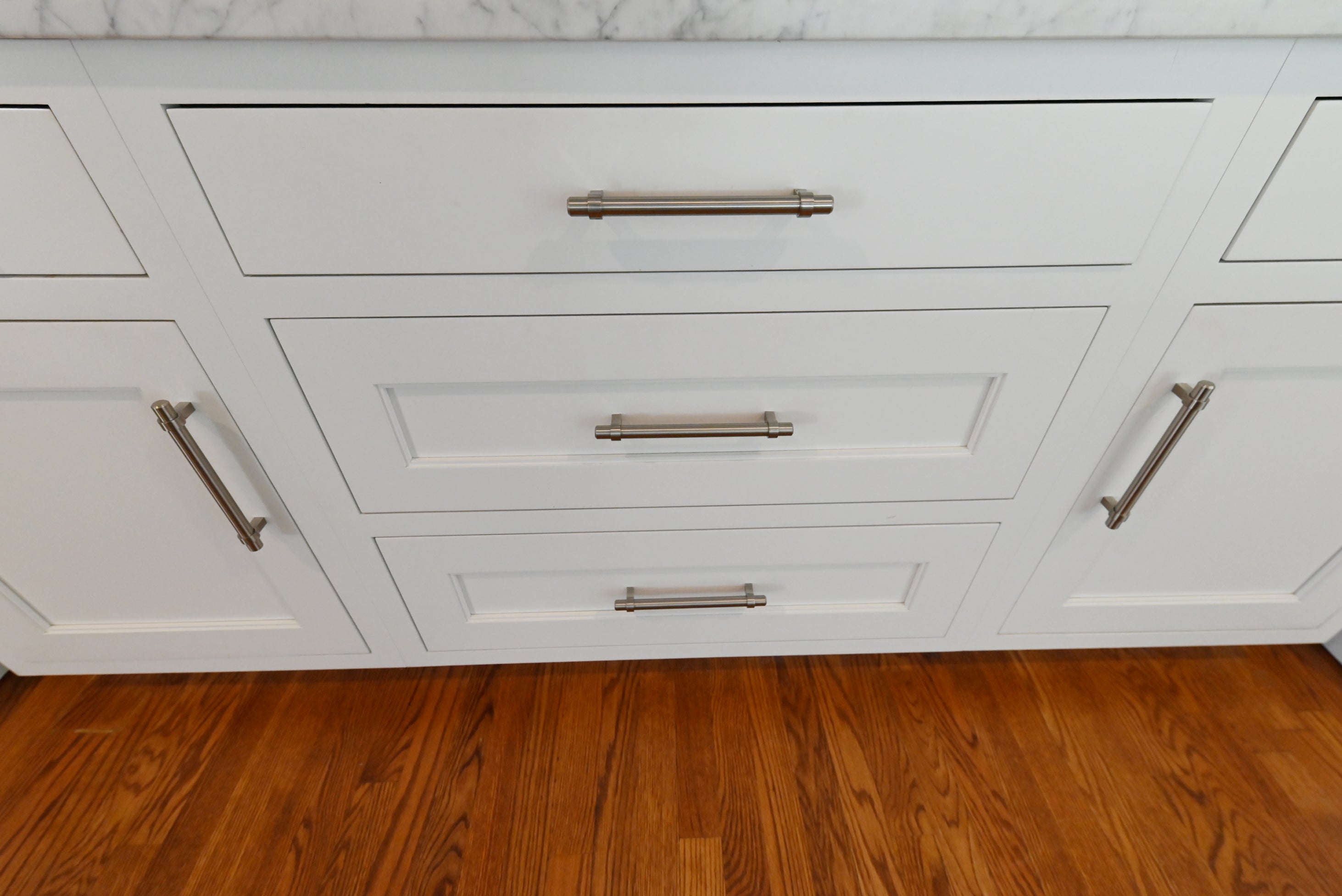 Signature Custom Luxurious December Frost Traditional Pre-Owned Kitchen