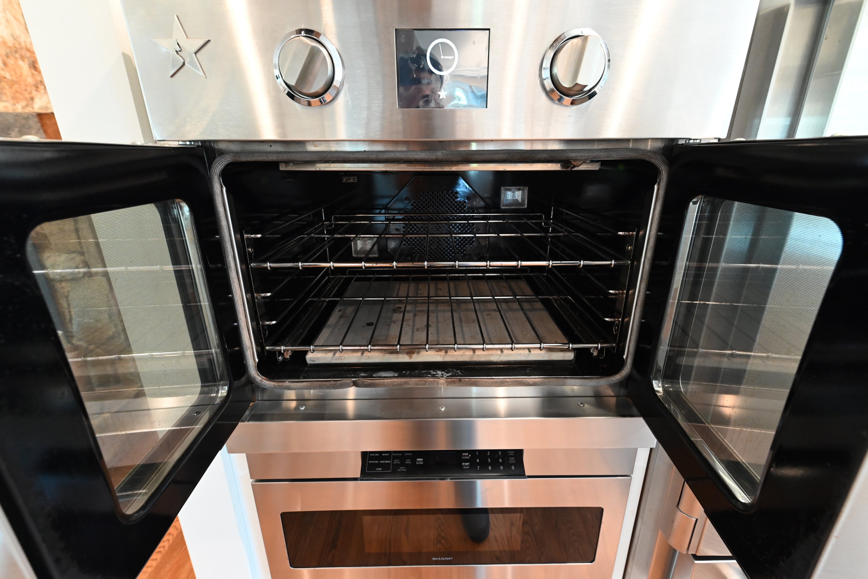 Signature Custom Luxurious December Frost Traditional Pre-Owned Kitchen