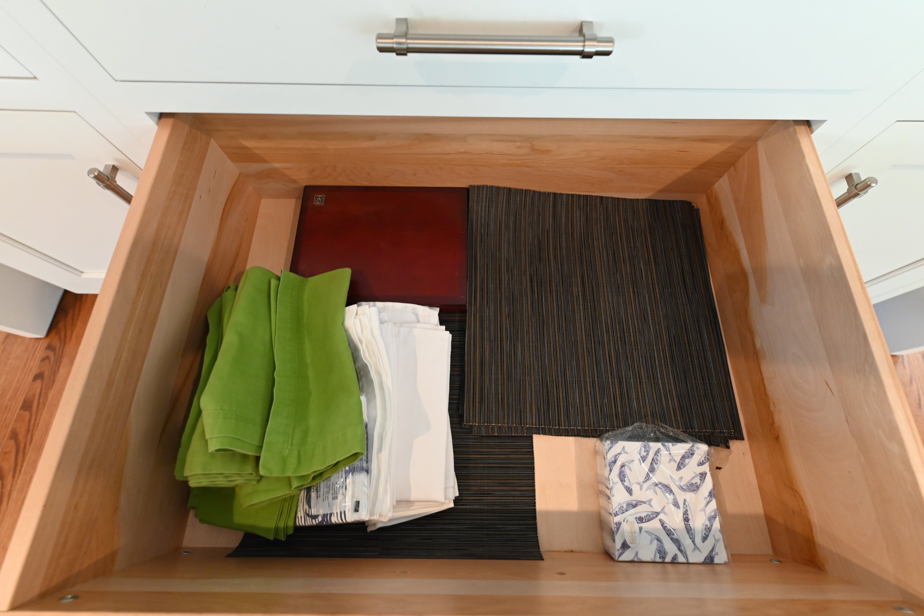 Signature Custom Luxurious December Frost Traditional Pre-Owned Kitchen