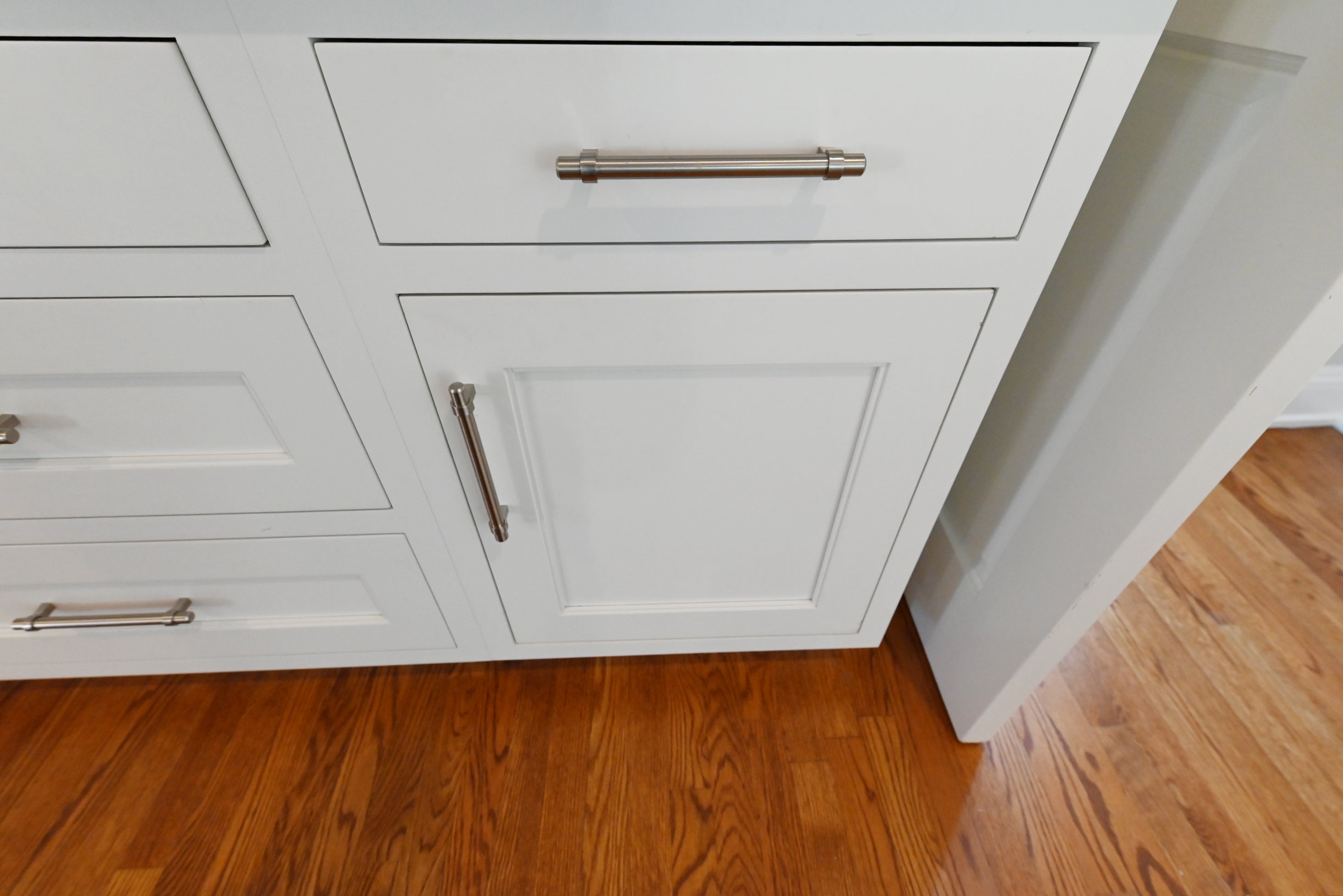 Signature Custom Luxurious December Frost Traditional Pre-Owned Kitchen