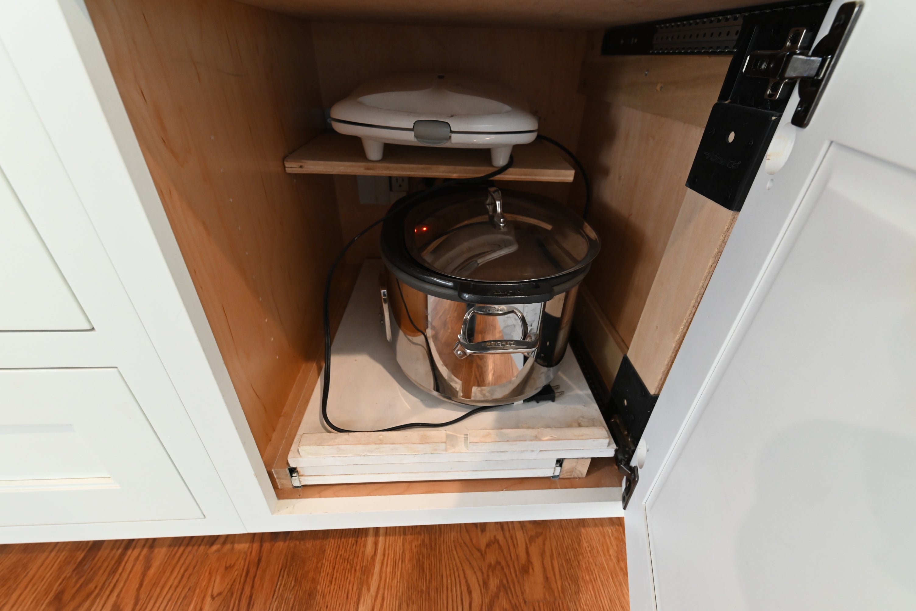 Signature Custom Luxurious December Frost Traditional Pre-Owned Kitchen