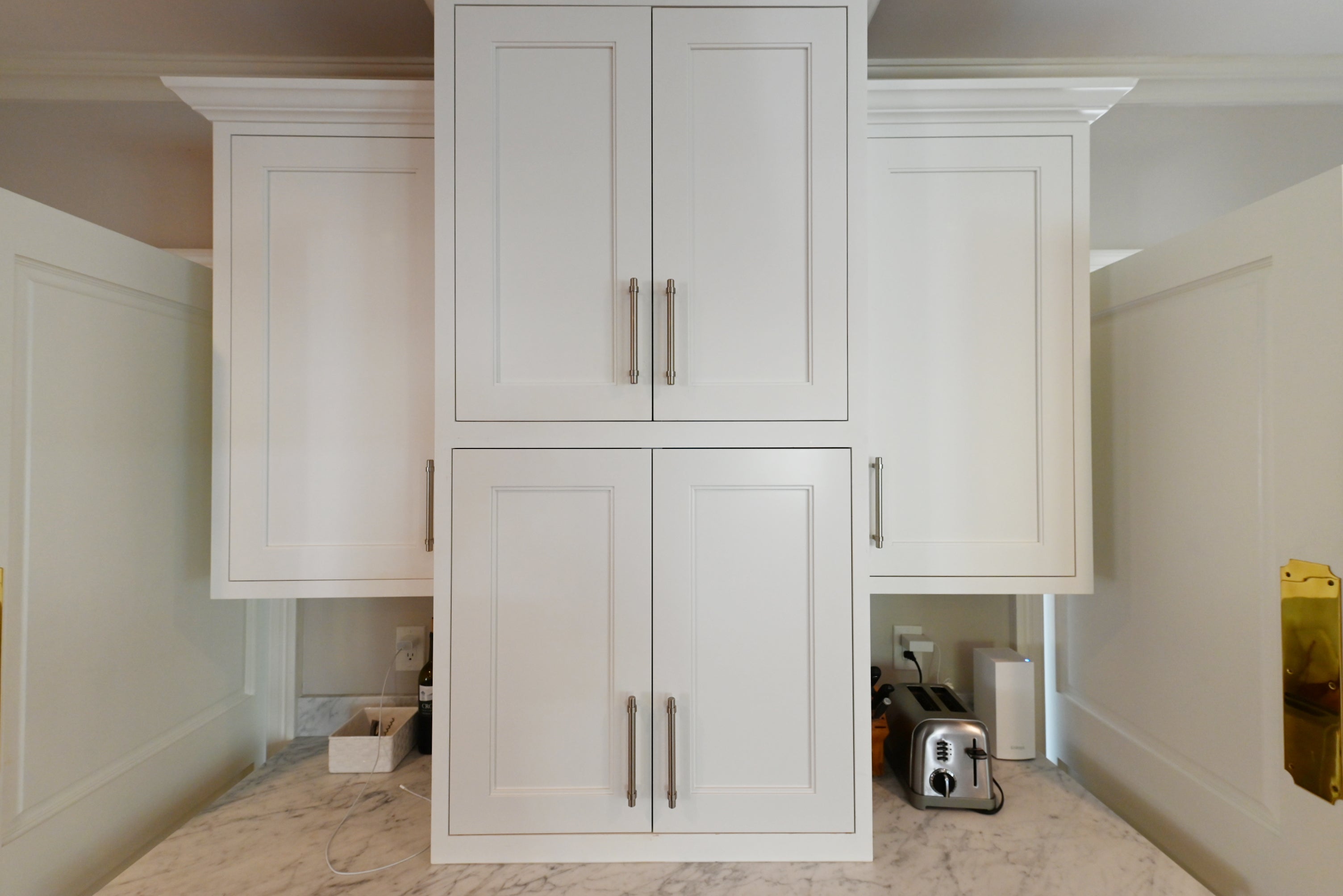 Signature Custom Luxurious December Frost Traditional Pre-Owned Kitchen