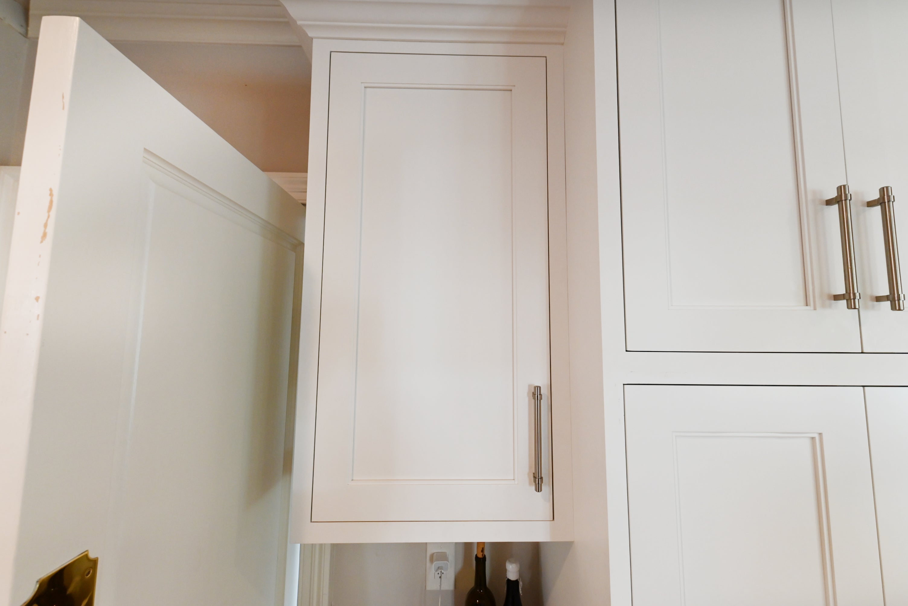 Signature Custom Luxurious December Frost Traditional Pre-Owned Kitchen