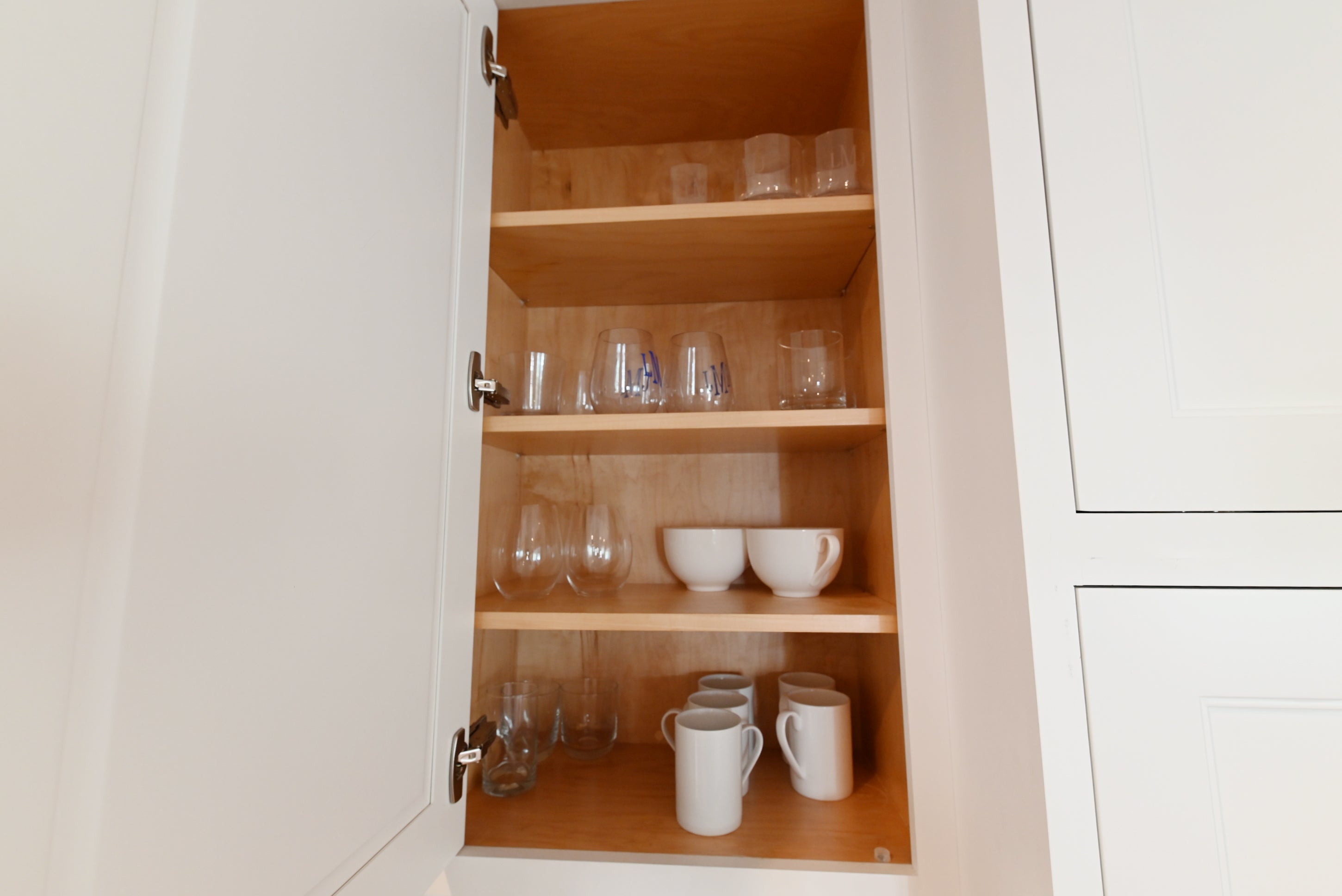 Signature Custom Luxurious December Frost Traditional Pre-Owned Kitchen