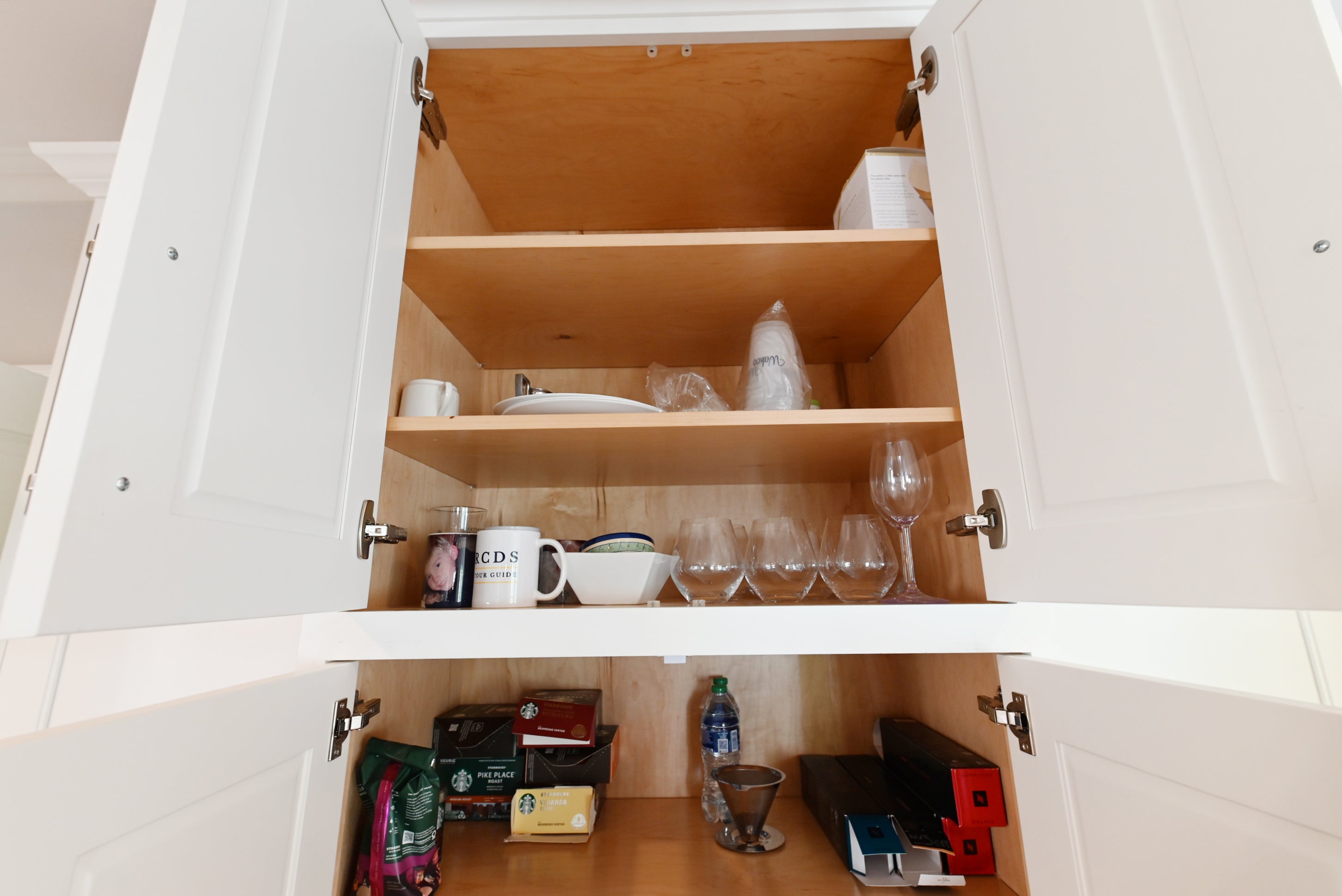 Signature Custom Luxurious December Frost Traditional Pre-Owned Kitchen