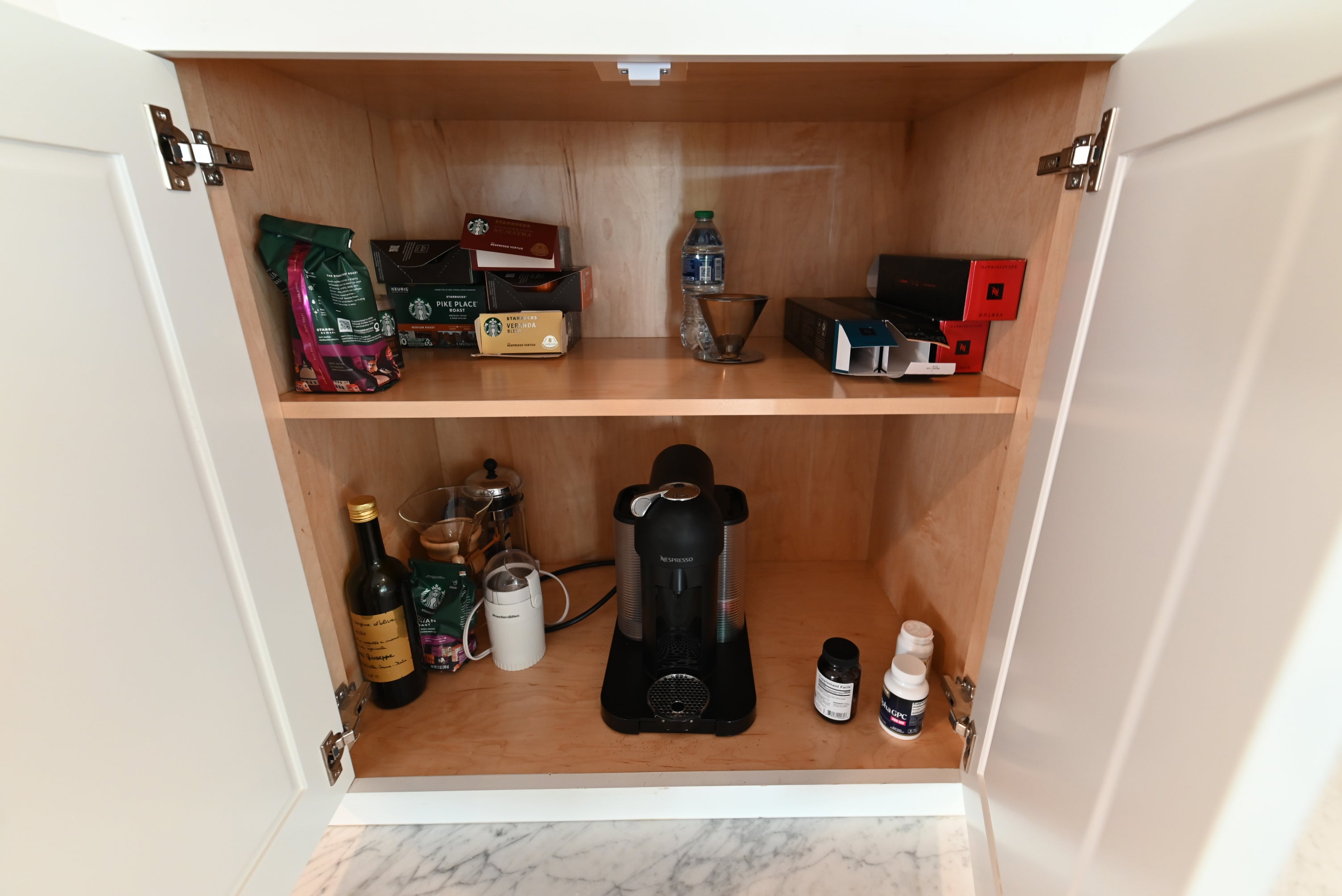 Signature Custom Luxurious December Frost Traditional Pre-Owned Kitchen