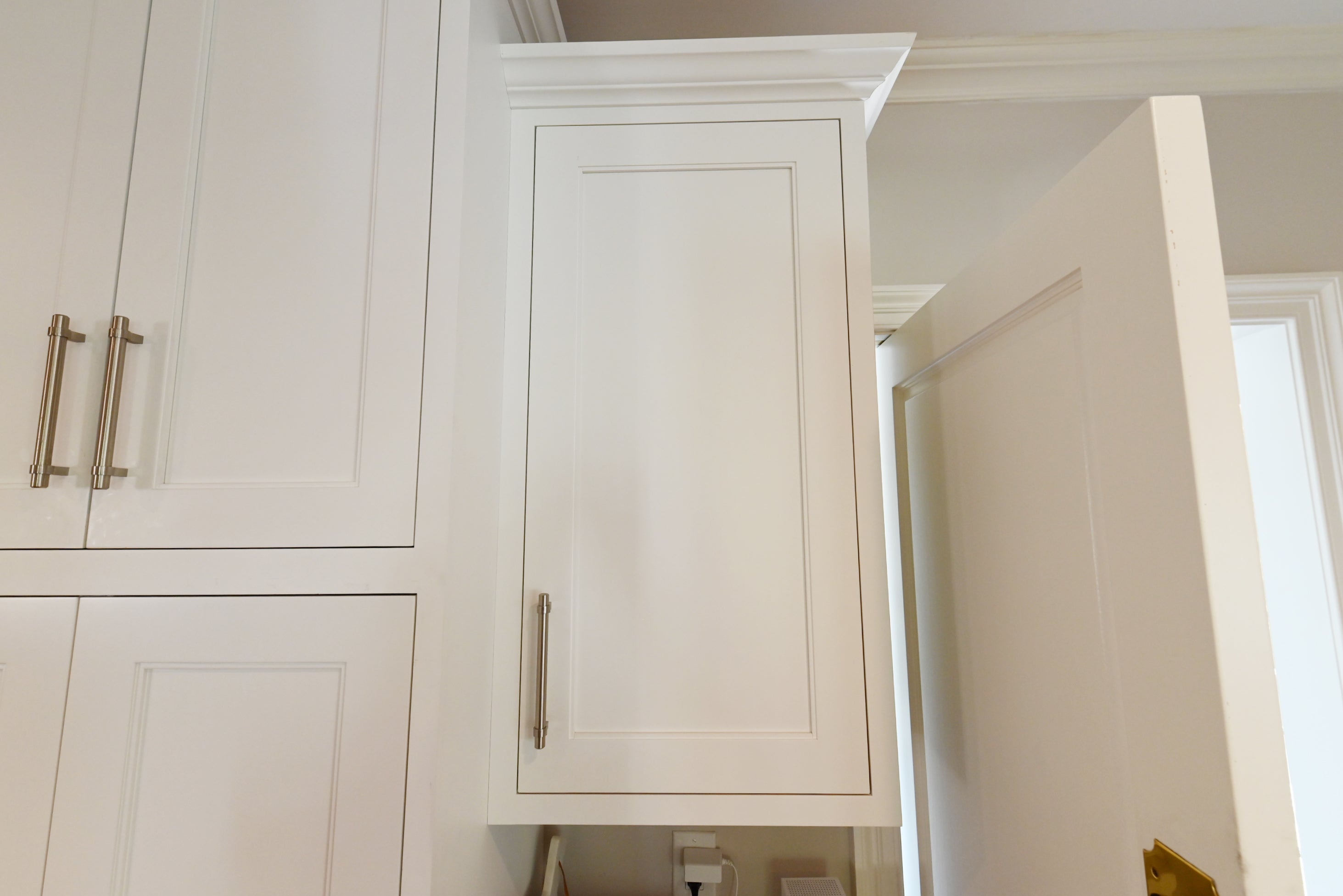 Signature Custom Luxurious December Frost Traditional Pre-Owned Kitchen