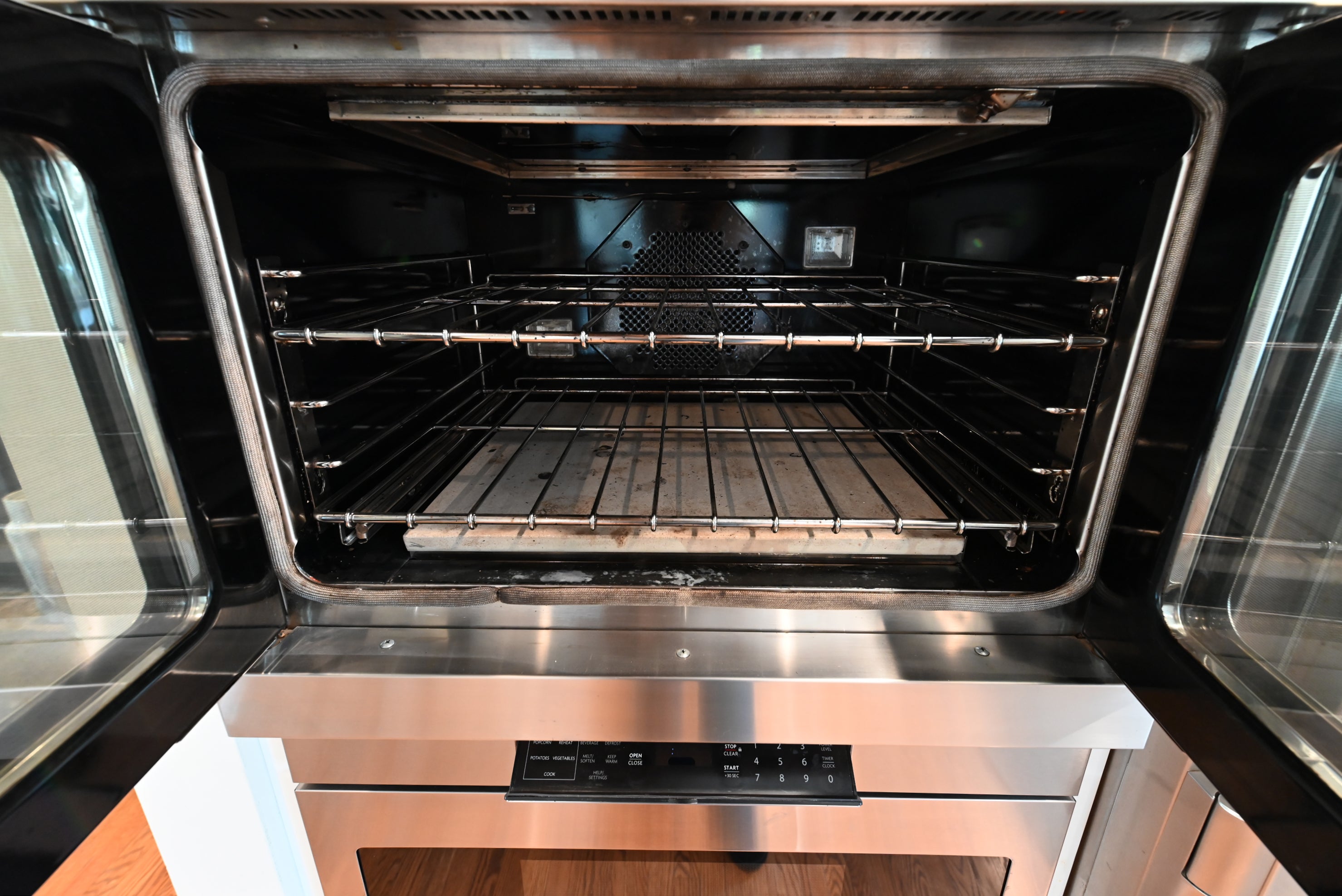 Signature Custom Luxurious December Frost Traditional Pre-Owned Kitchen