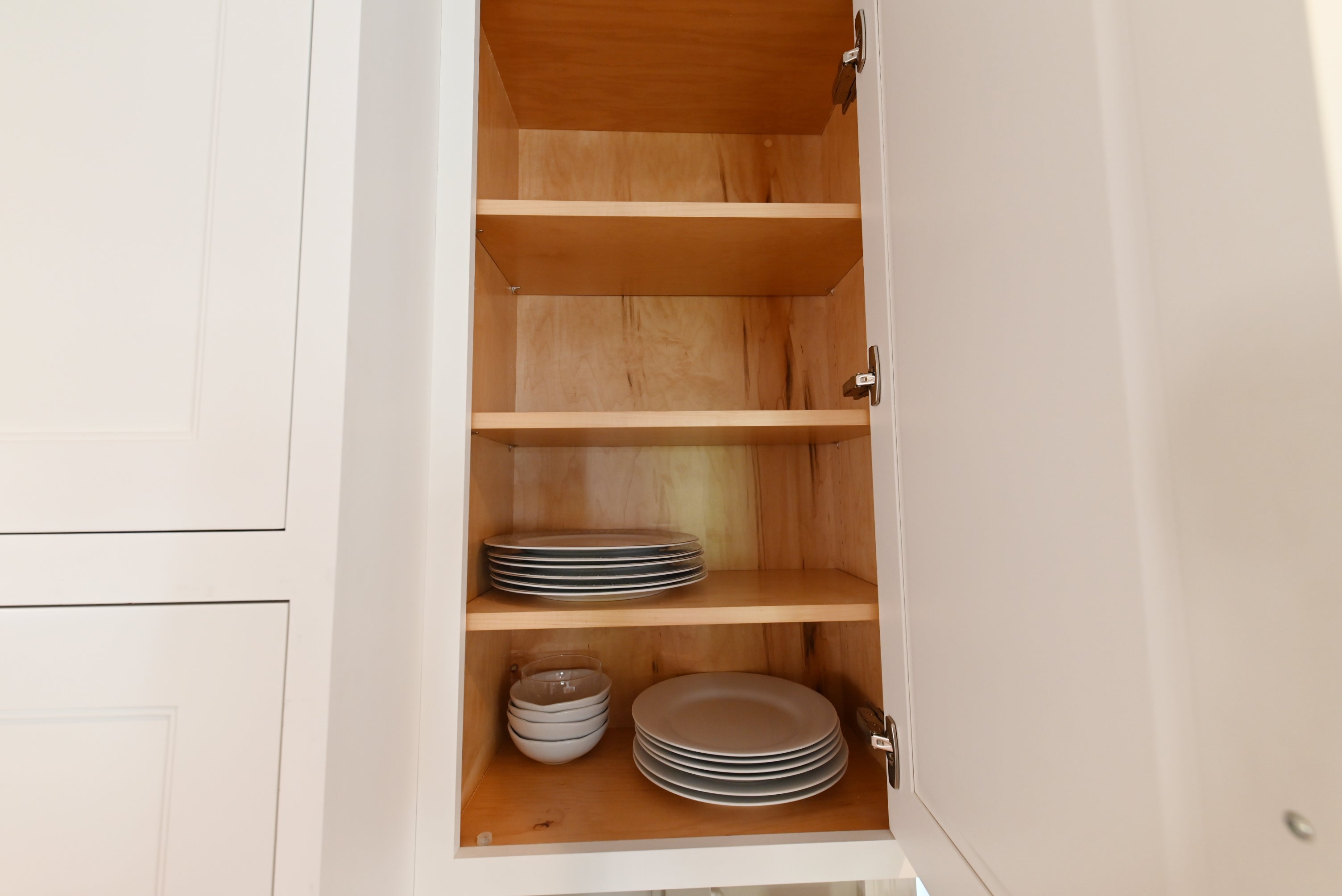 Signature Custom Luxurious December Frost Traditional Pre-Owned Kitchen