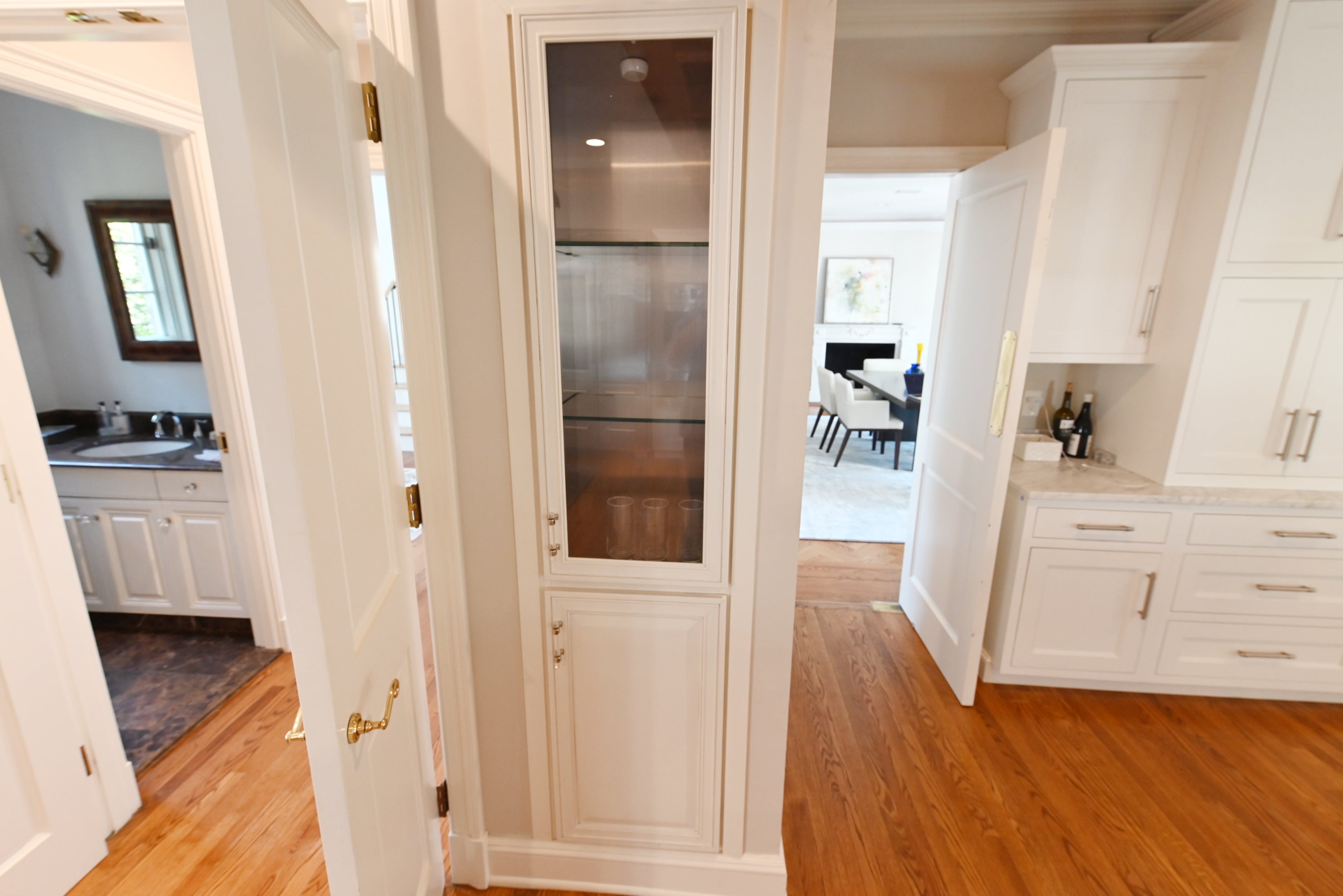 Signature Custom Luxurious December Frost Traditional Pre-Owned Kitchen