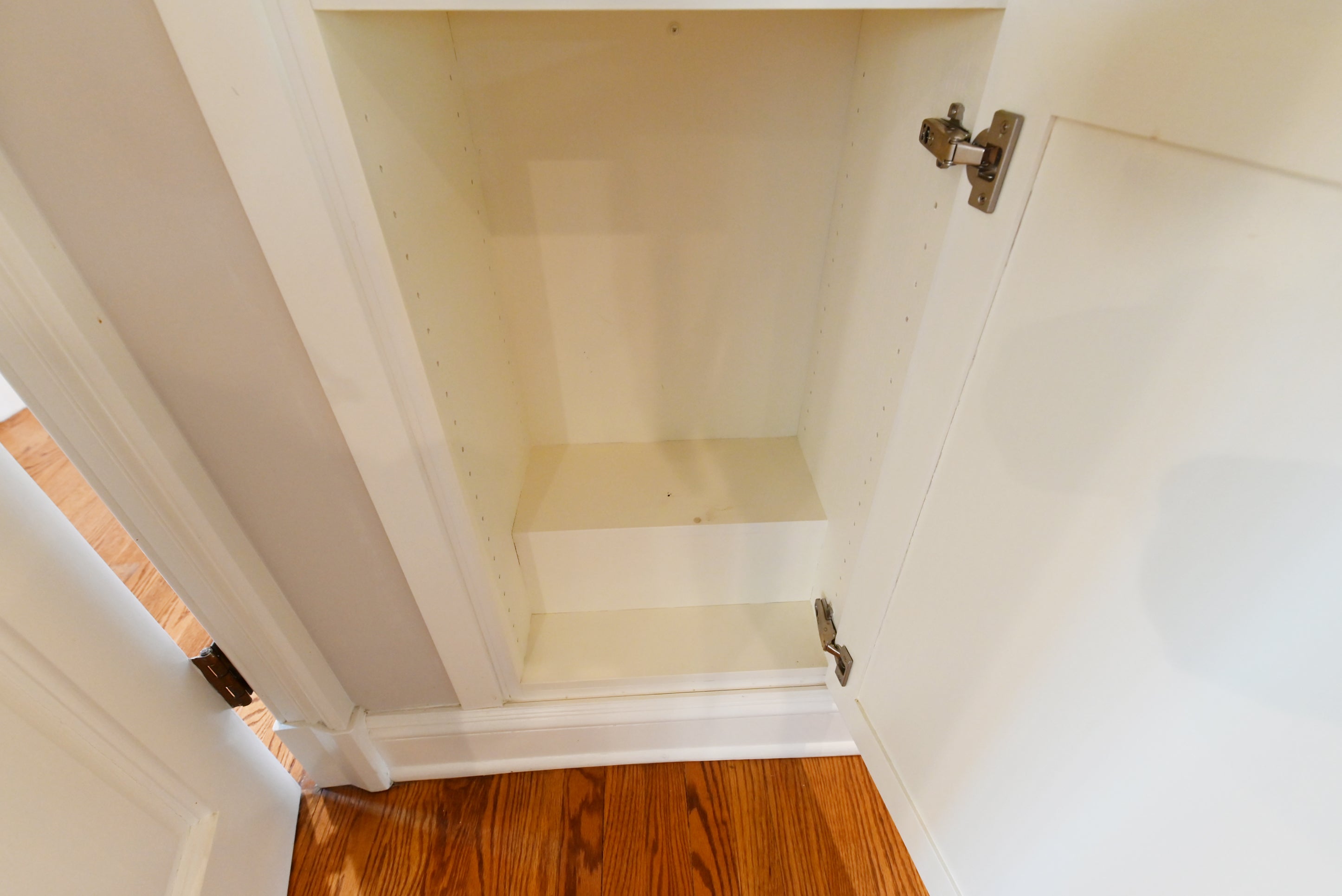 Signature Custom Luxurious December Frost Traditional Pre-Owned Kitchen