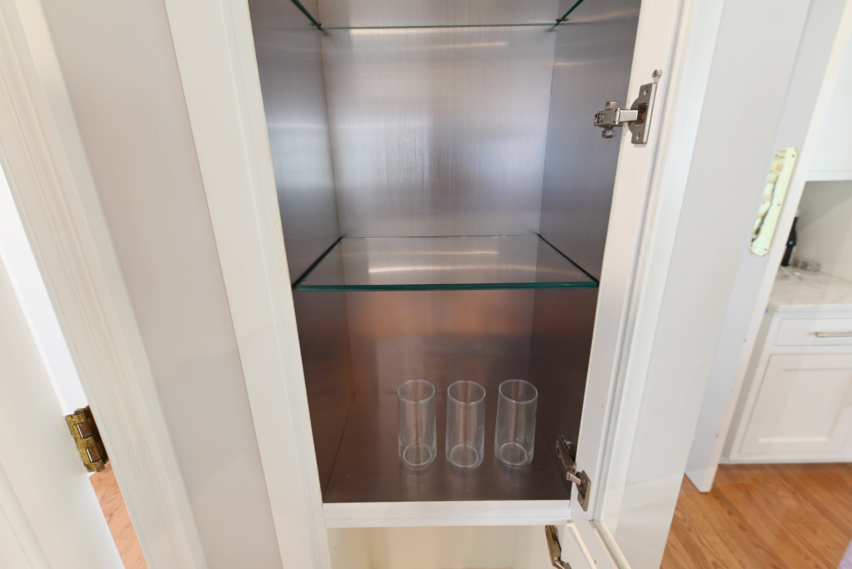 Signature Custom Luxurious December Frost Traditional Pre-Owned Kitchen