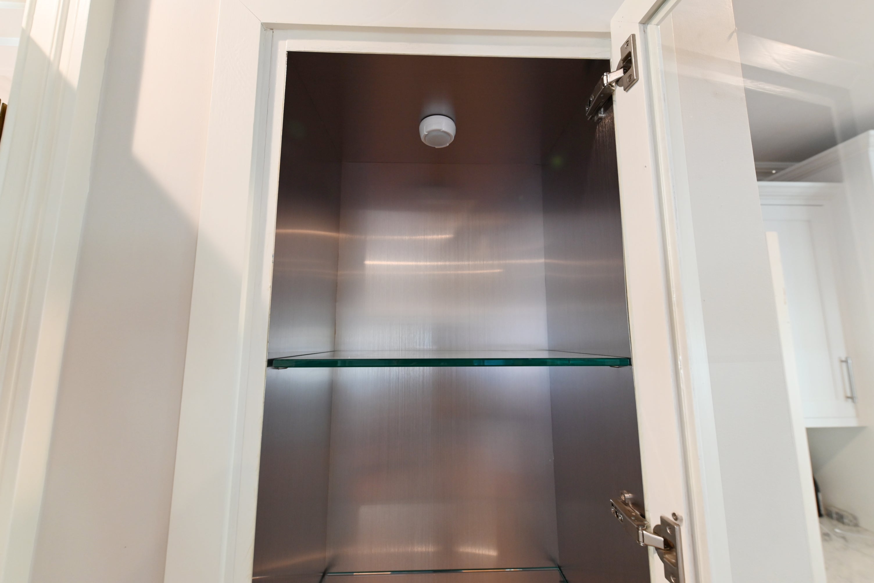 Signature Custom Luxurious December Frost Traditional Pre-Owned Kitchen