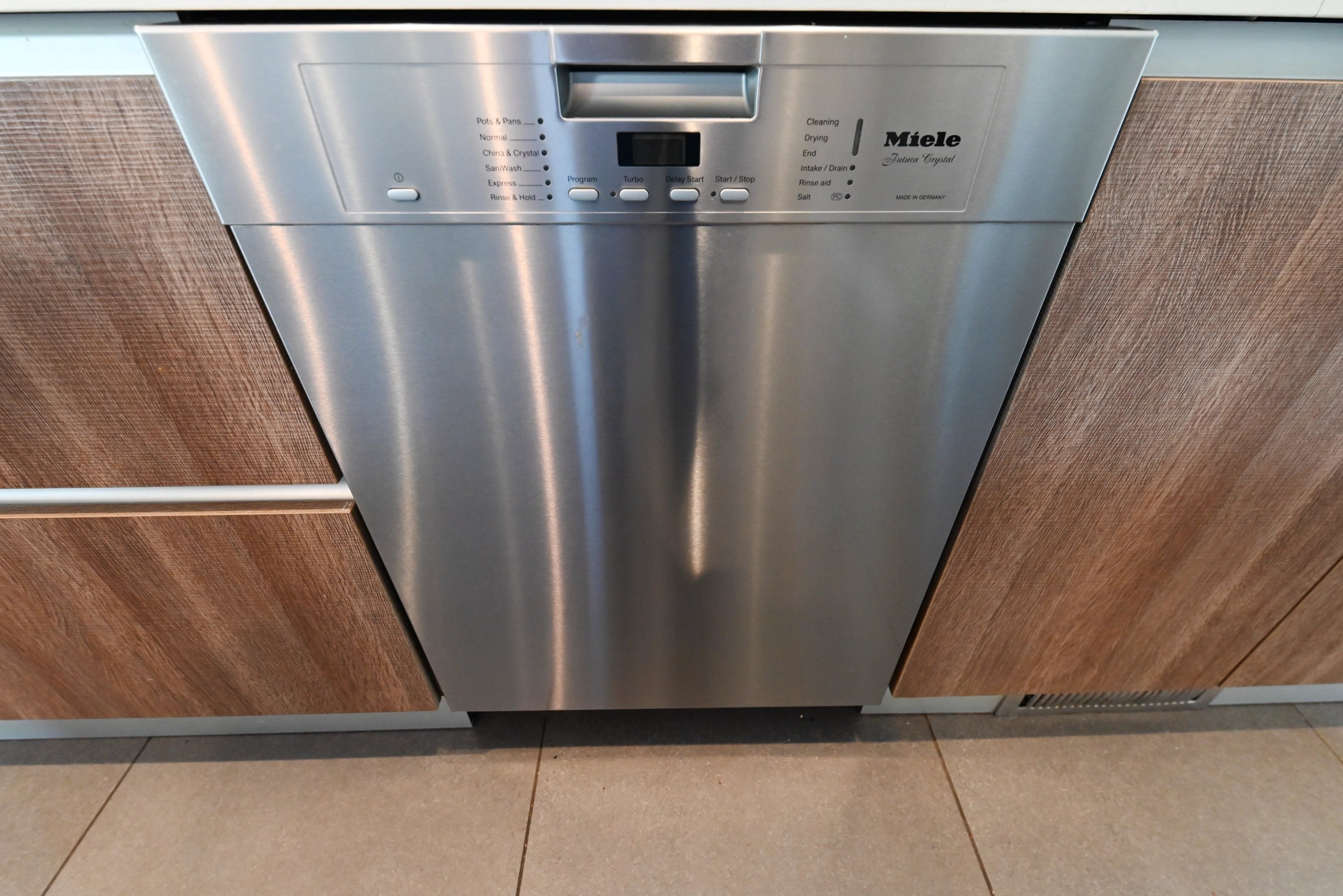 Pedini Luxurious Hot Chocolate Modern Pre-Owned Kitchen