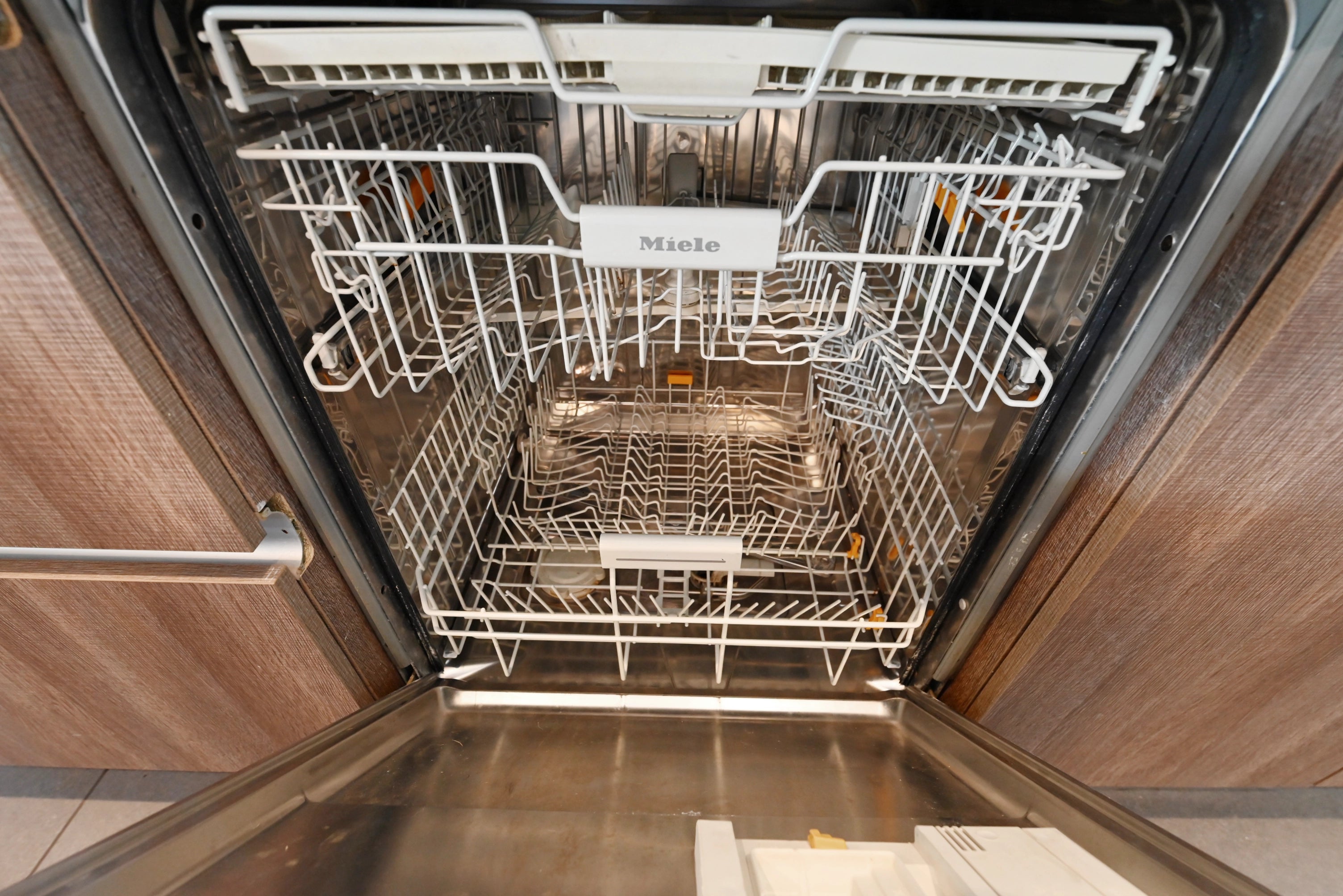 Pedini Luxurious Hot Chocolate Modern Pre-Owned Kitchen