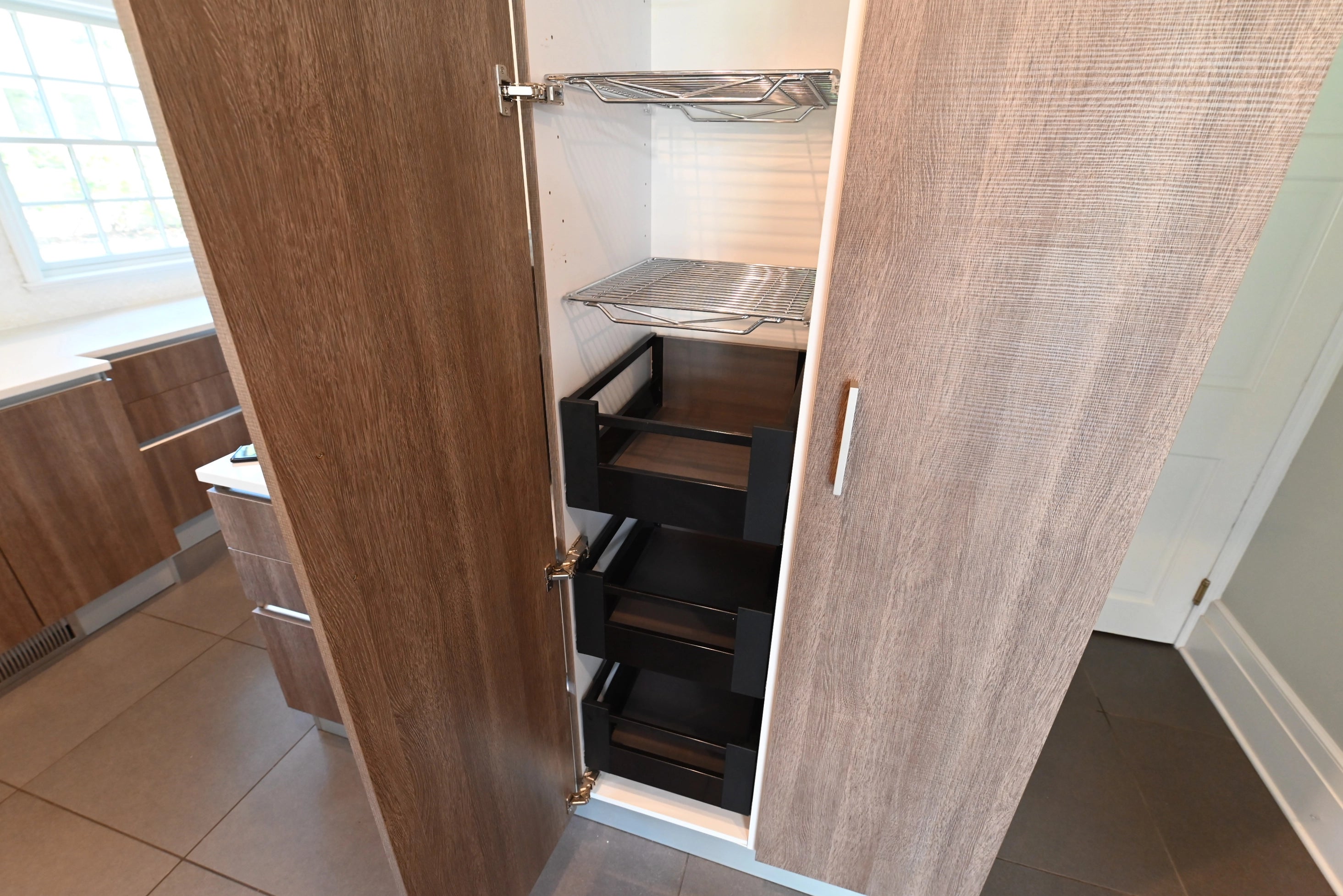 Pedini Luxurious Hot Chocolate Modern Pre-Owned Kitchen