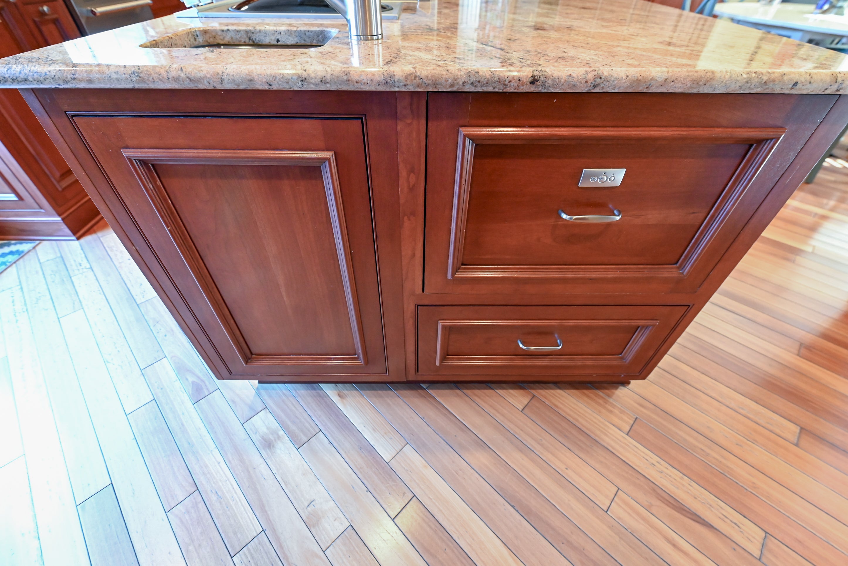 Crystal Cabinetry Terracotta Sunset Traditional Pre-Owned Kitchen W/ Wet Bar