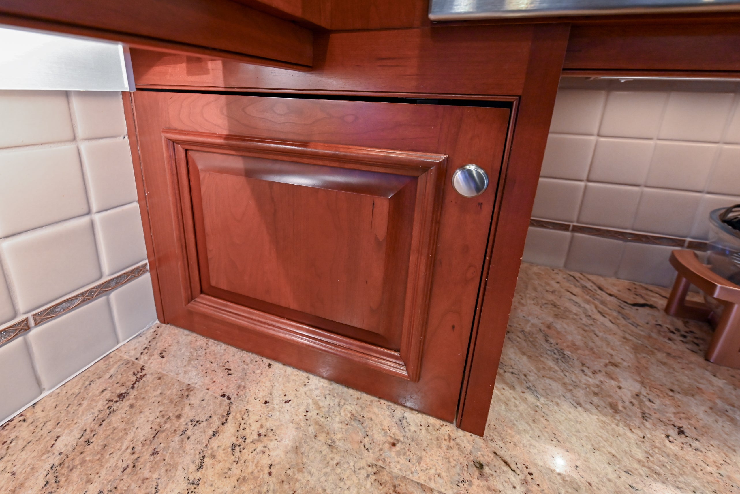 Crystal Cabinetry Terracotta Sunset Traditional Pre-Owned Kitchen W/ Wet Bar