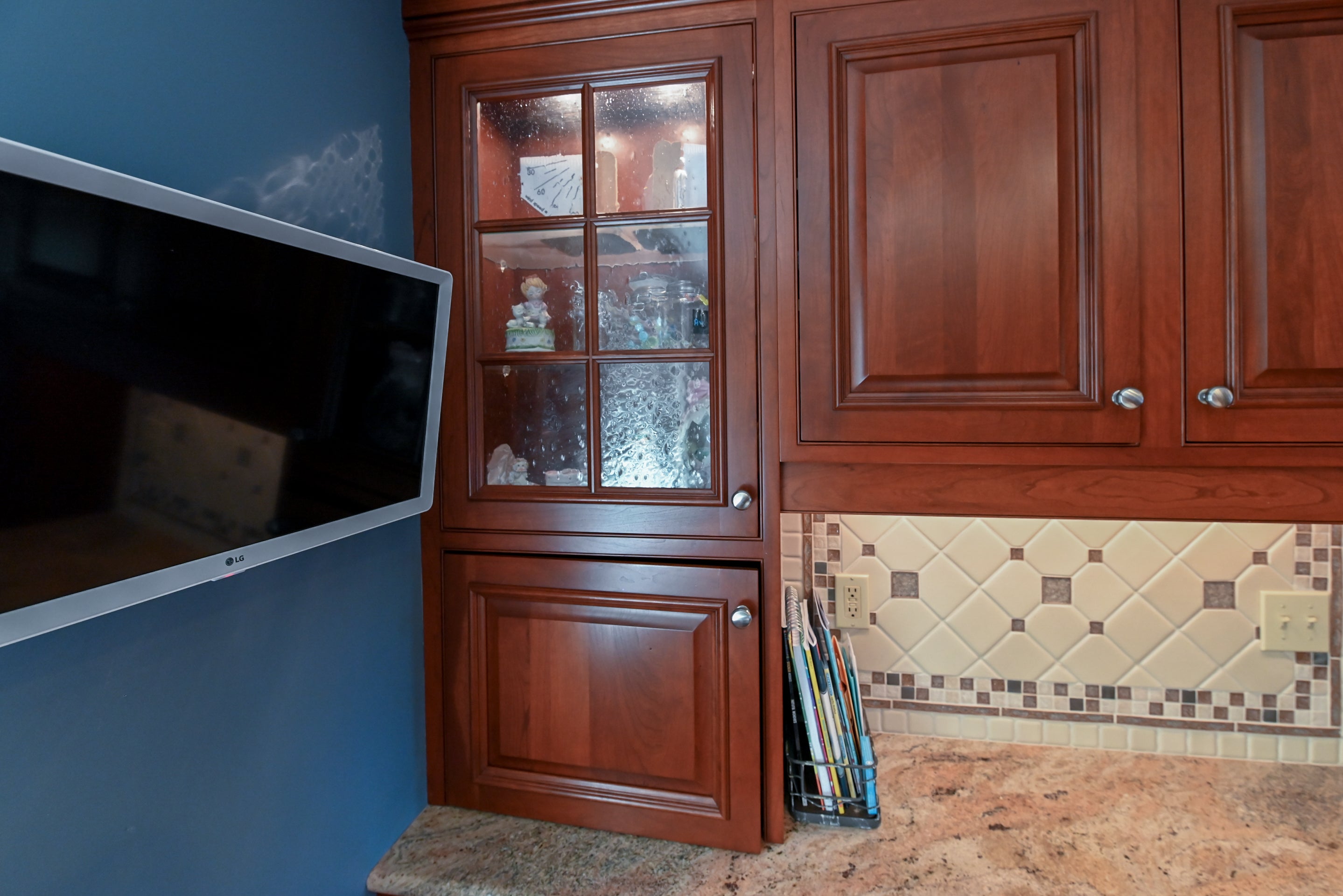 Crystal Cabinetry Terracotta Sunset Traditional Pre-Owned Kitchen W/ Wet Bar