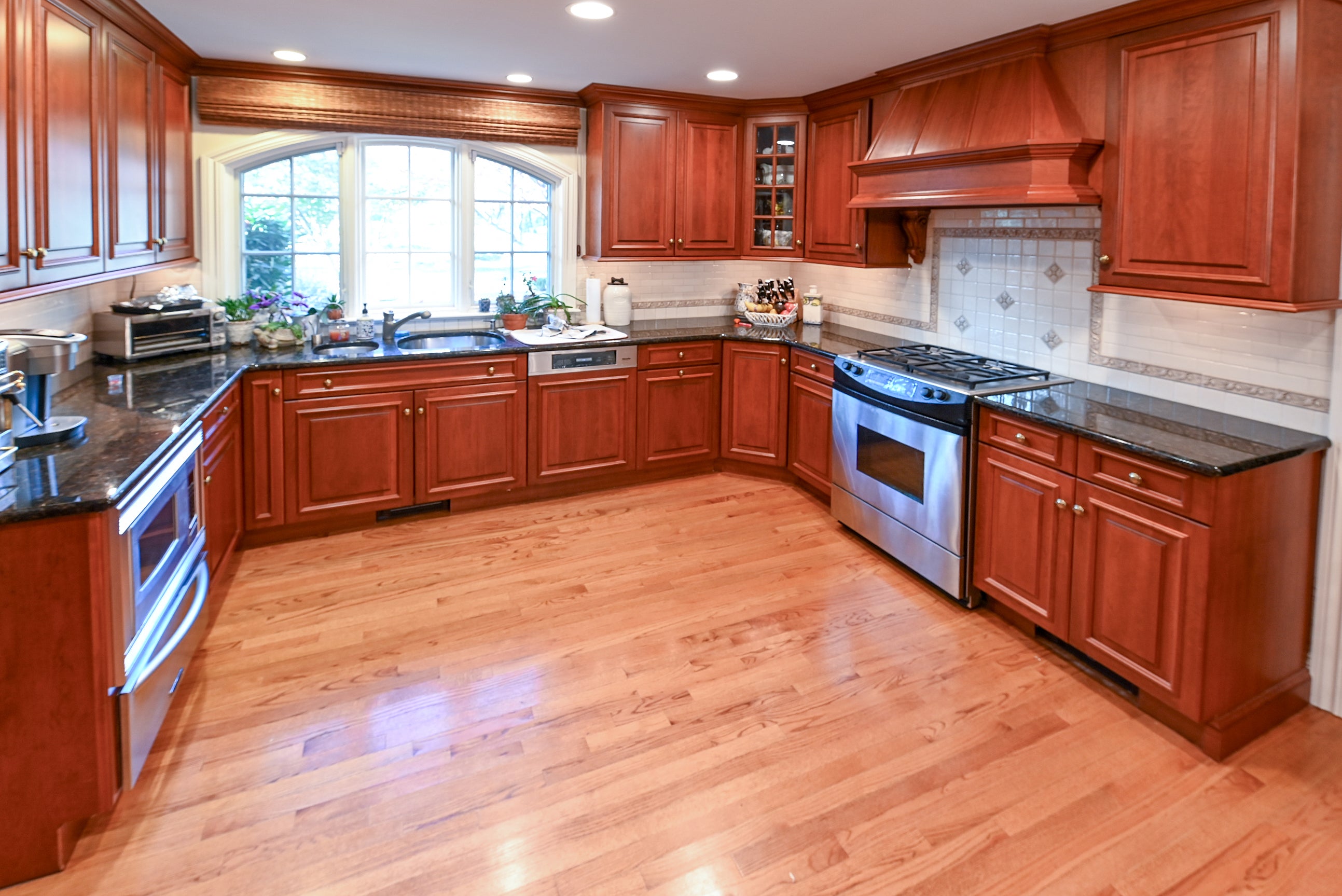 Peter Salerno English Toffee Traditional Pre-Owned Kitchen