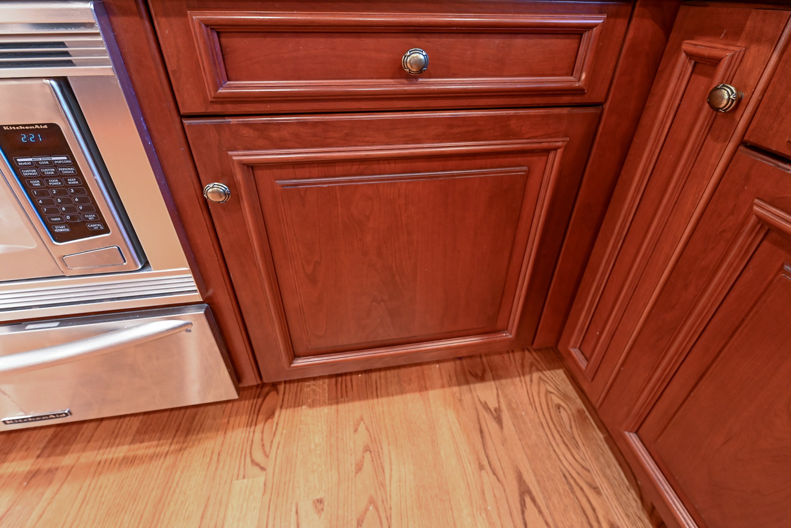 Peter Salerno English Toffee Traditional Pre-Owned Kitchen