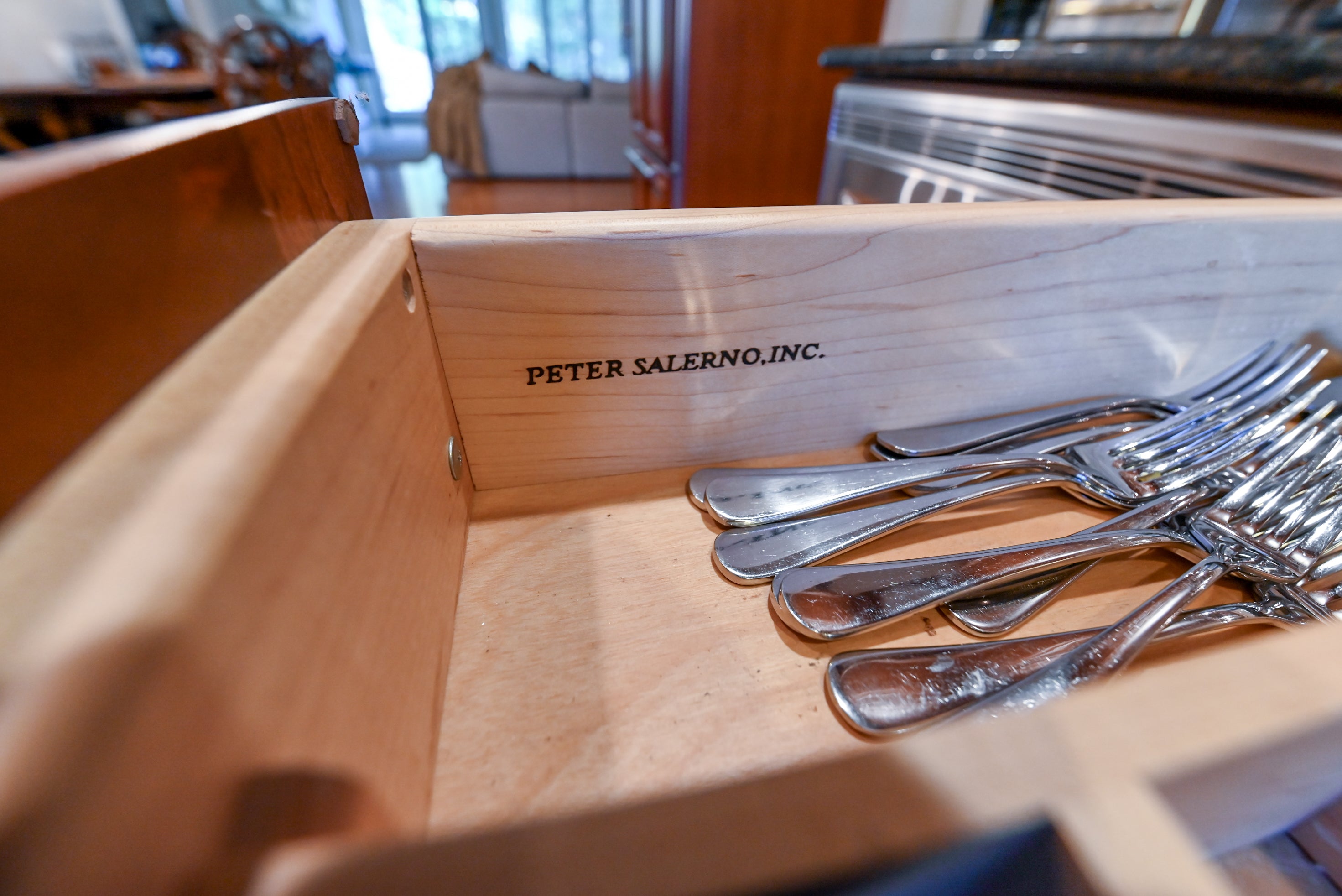 Peter Salerno English Toffee Traditional Pre-Owned Kitchen