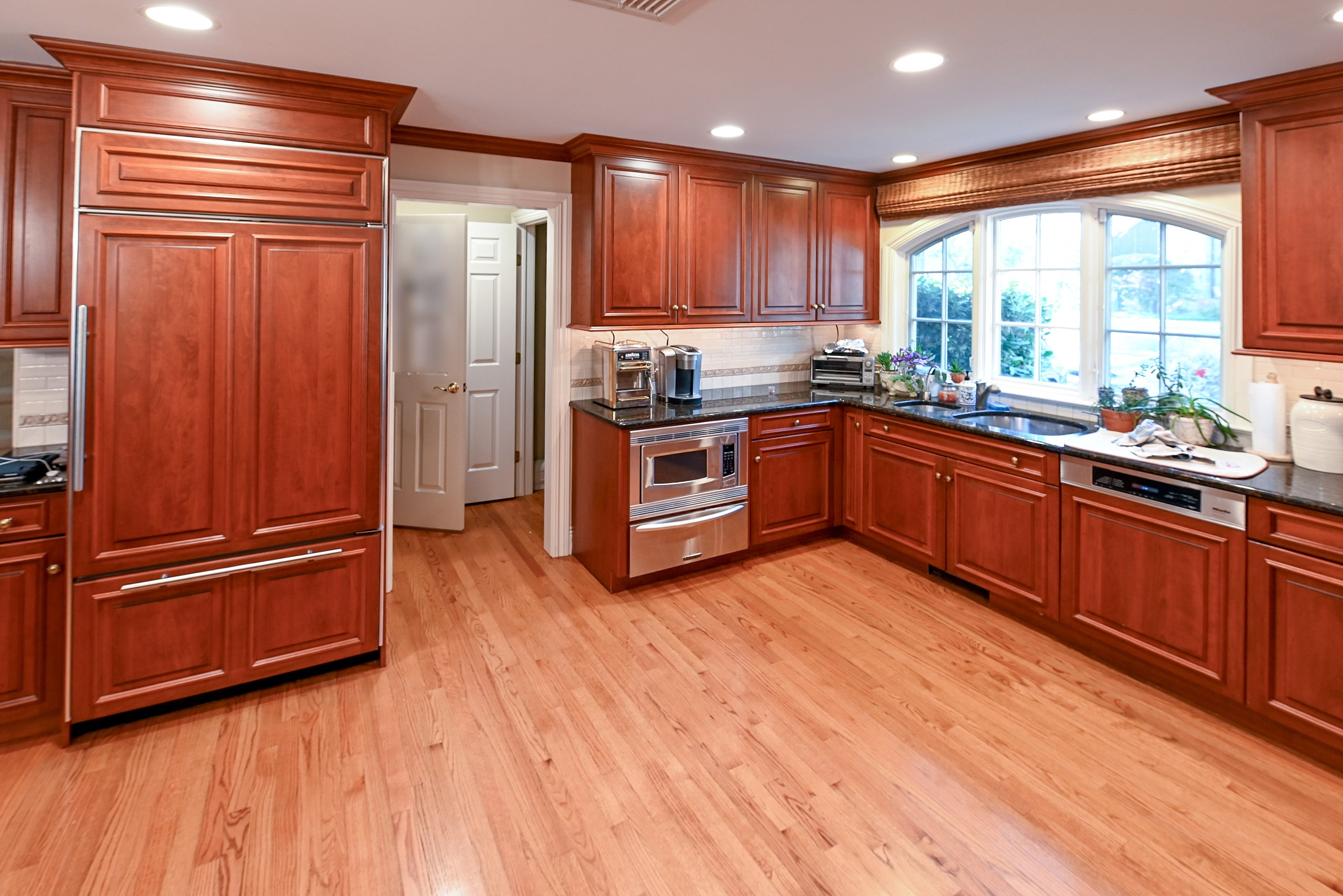 Peter Salerno English Toffee Traditional Pre-Owned Kitchen