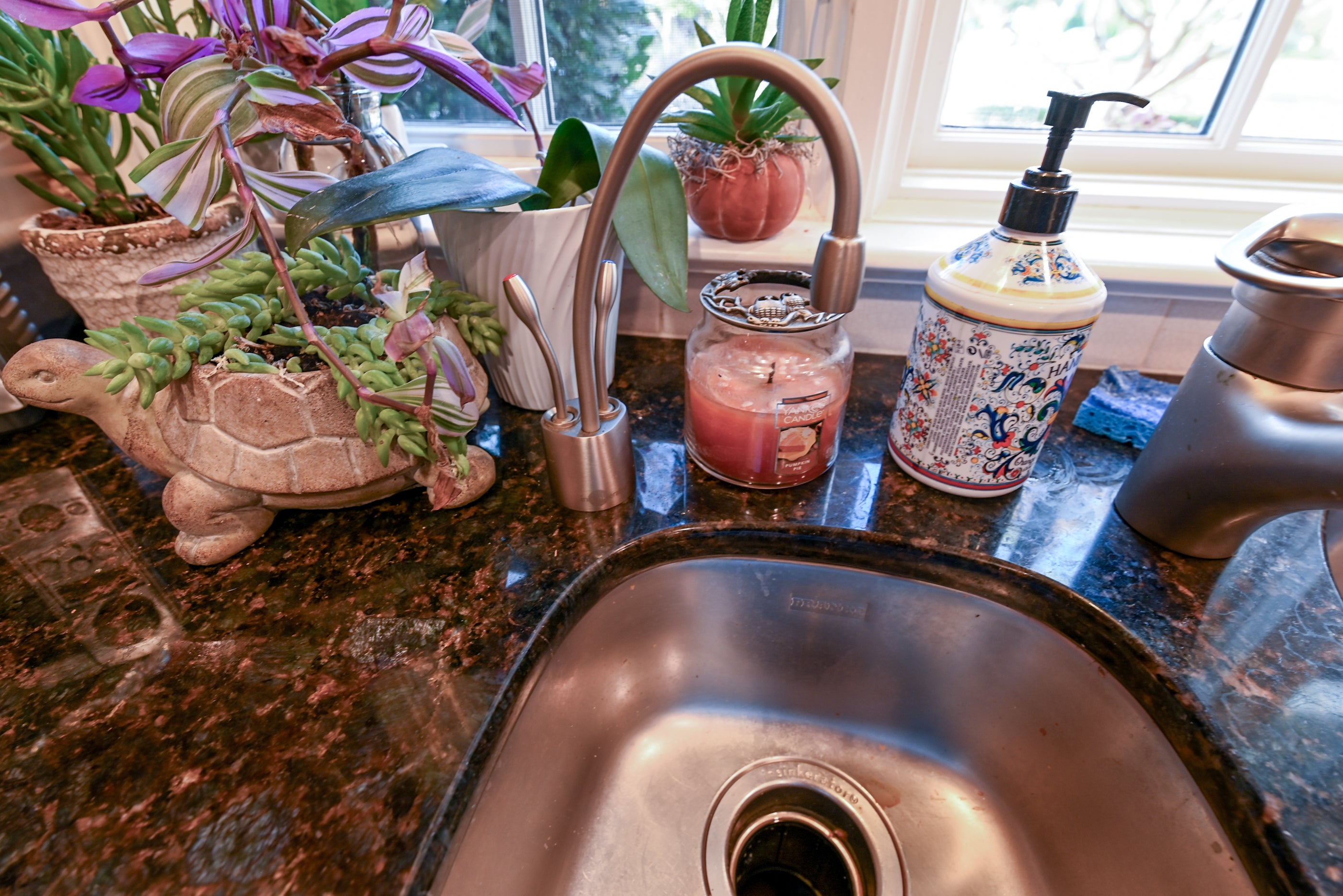 Peter Salerno English Toffee Traditional Pre-Owned Kitchen