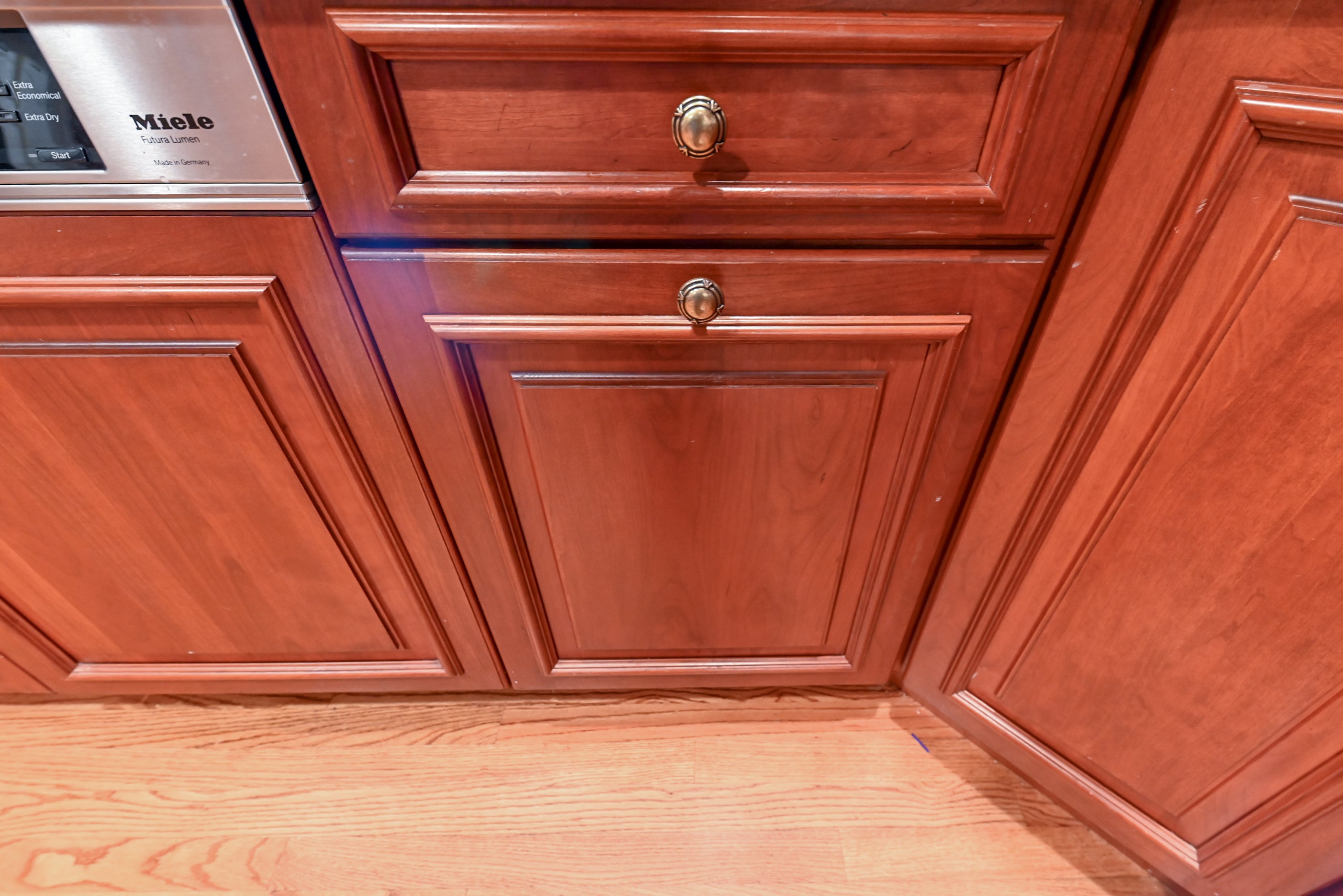 Peter Salerno English Toffee Traditional Pre-Owned Kitchen