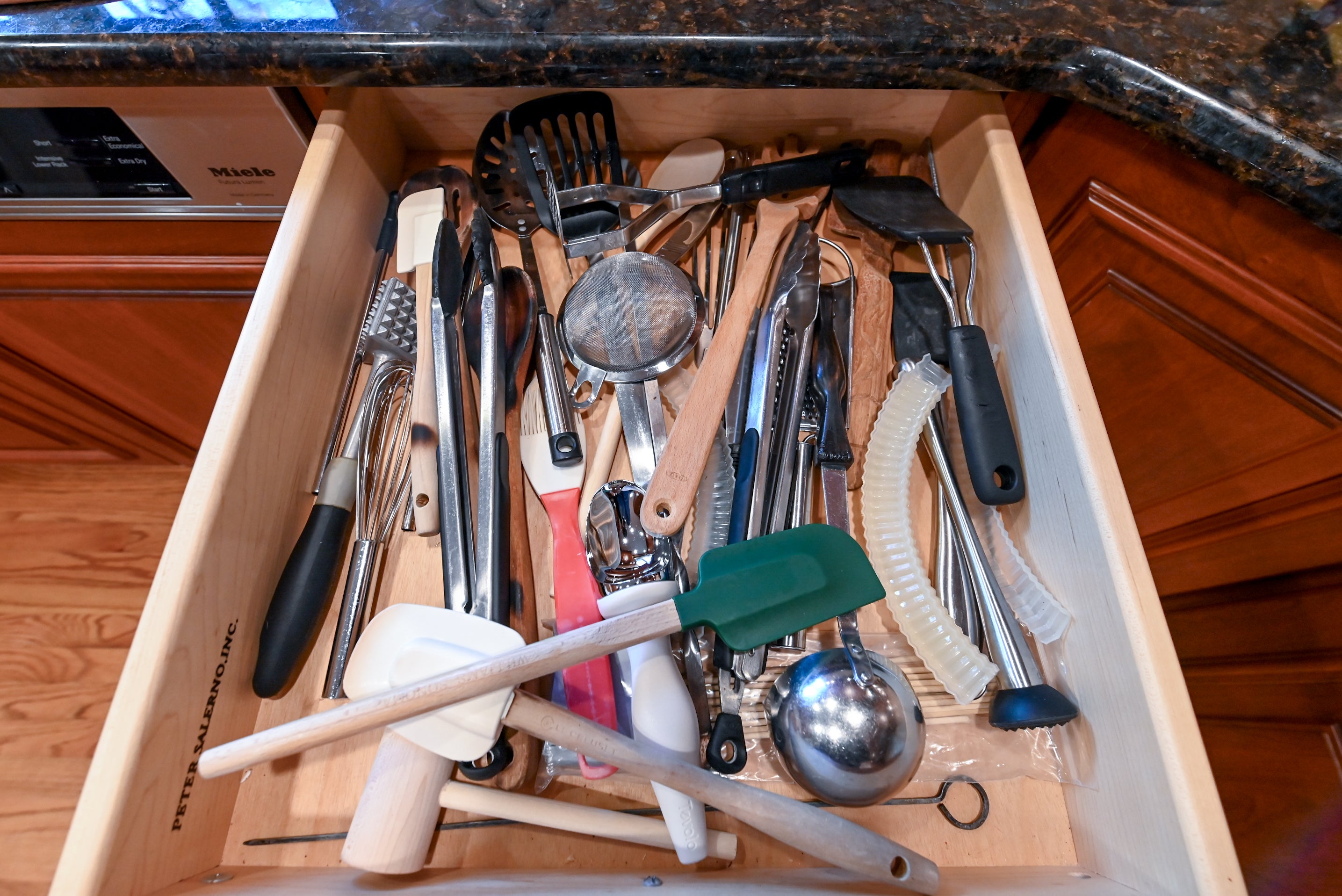 Peter Salerno English Toffee Traditional Pre-Owned Kitchen