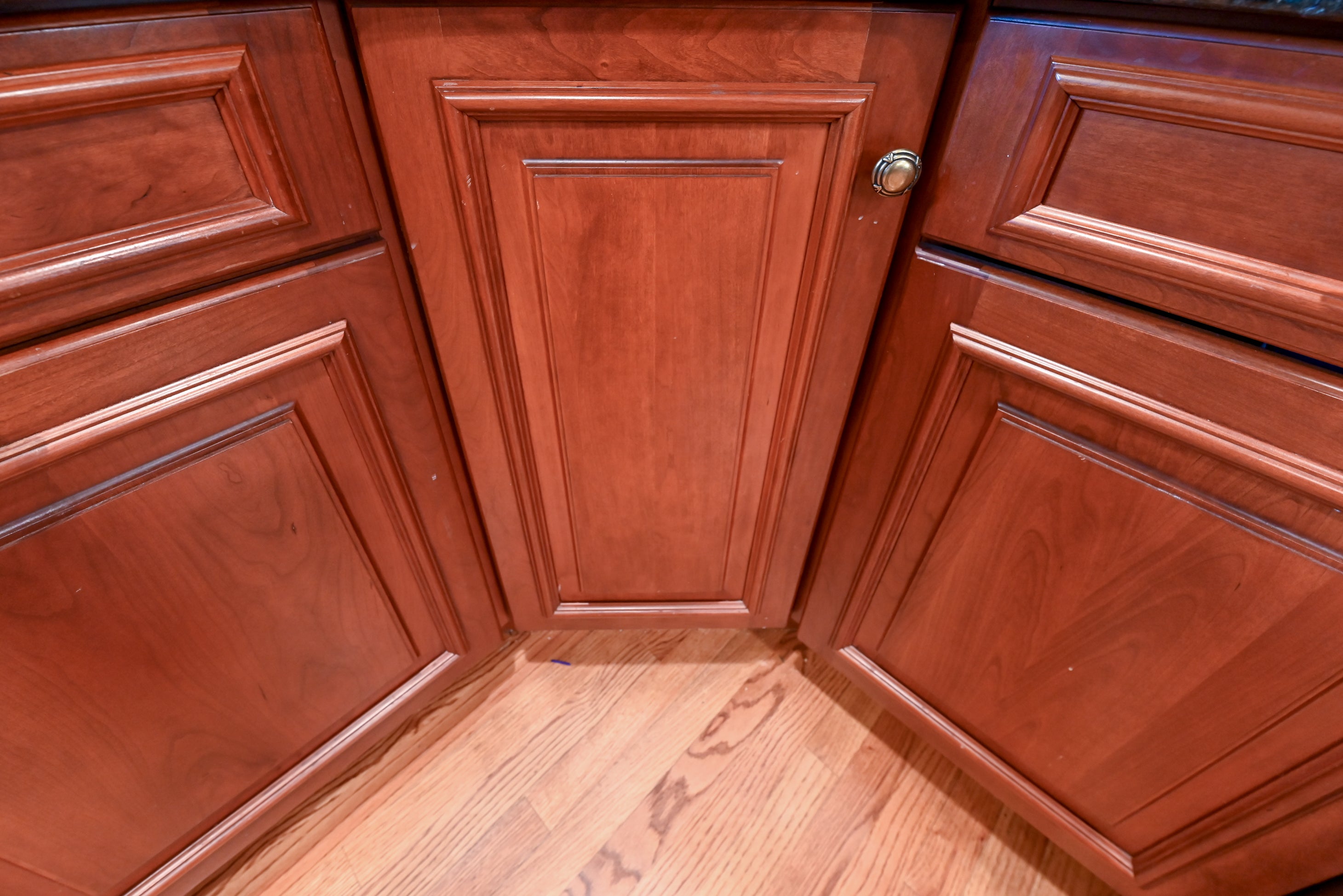 Peter Salerno English Toffee Traditional Pre-Owned Kitchen