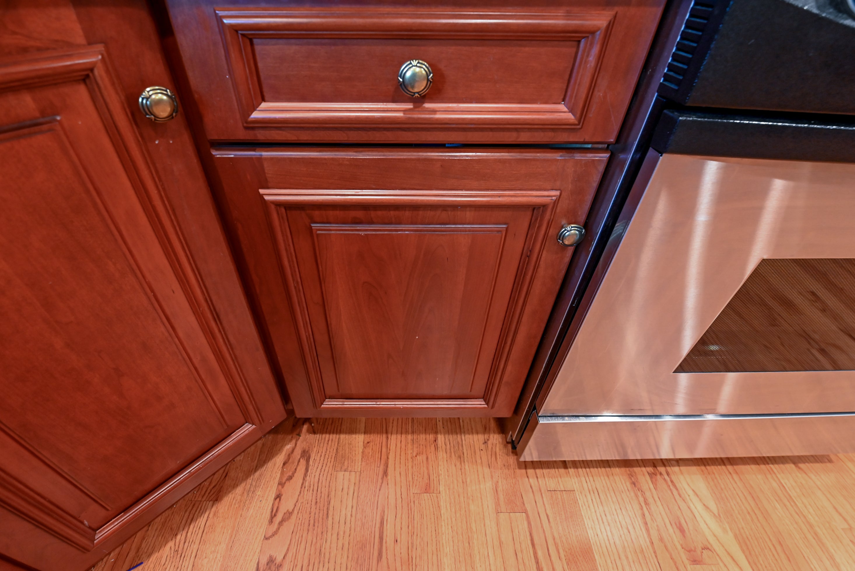 Peter Salerno English Toffee Traditional Pre-Owned Kitchen