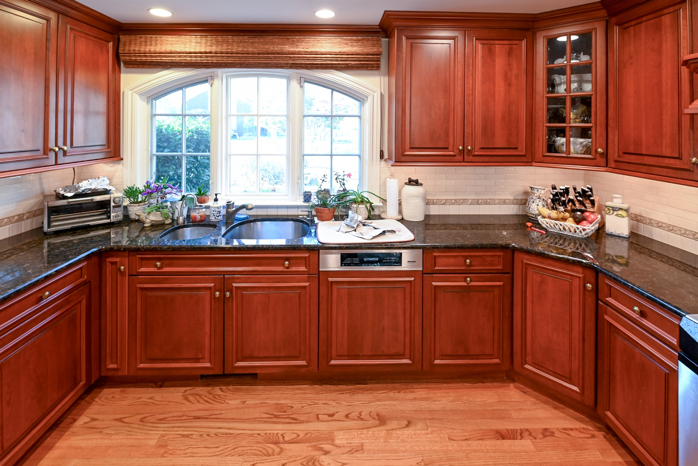 Peter Salerno English Toffee Traditional Pre-Owned Kitchen