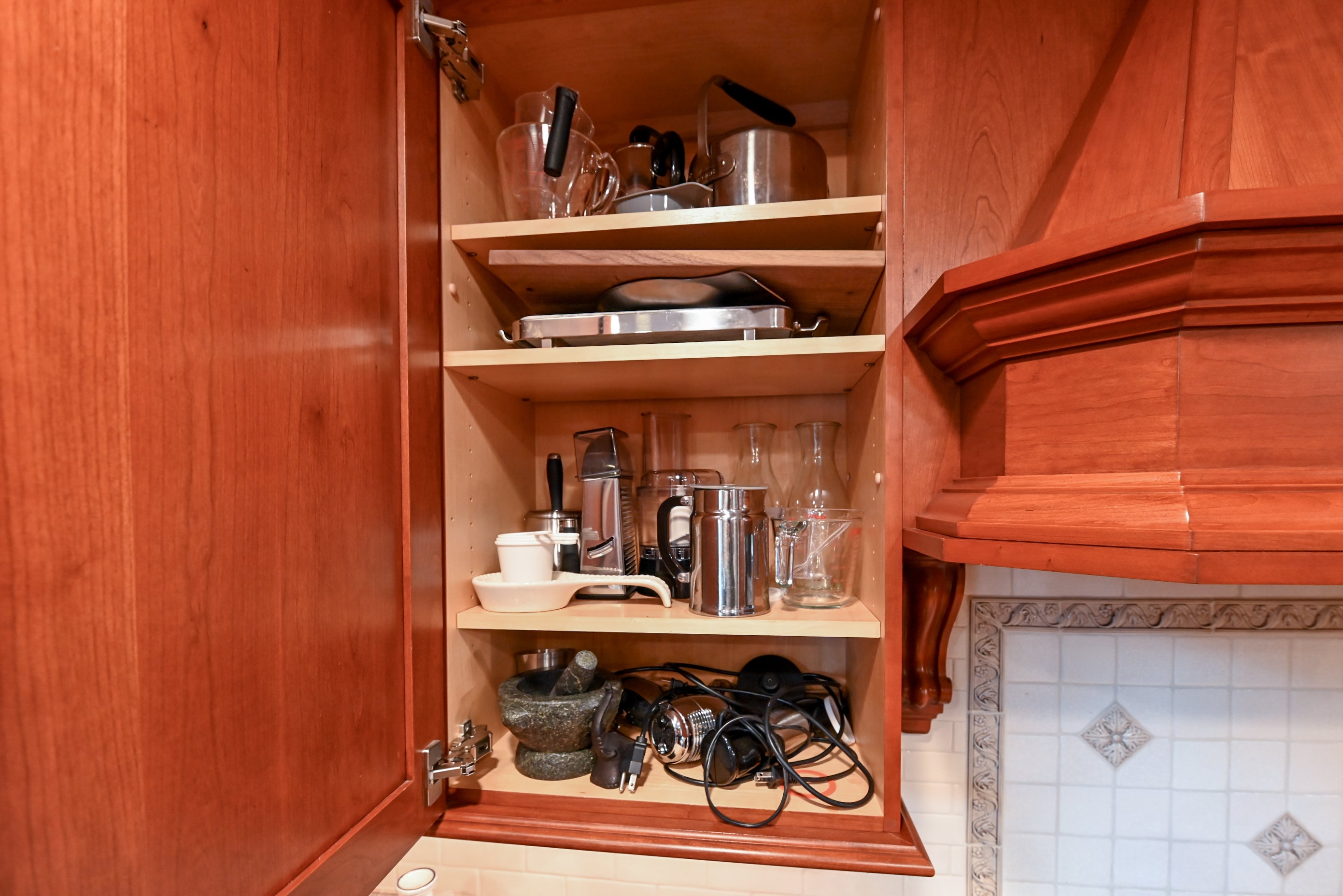 Peter Salerno English Toffee Traditional Pre-Owned Kitchen