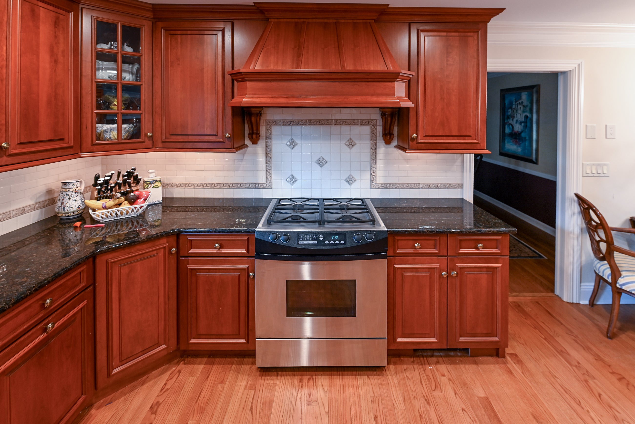 Peter Salerno English Toffee Traditional Pre-Owned Kitchen