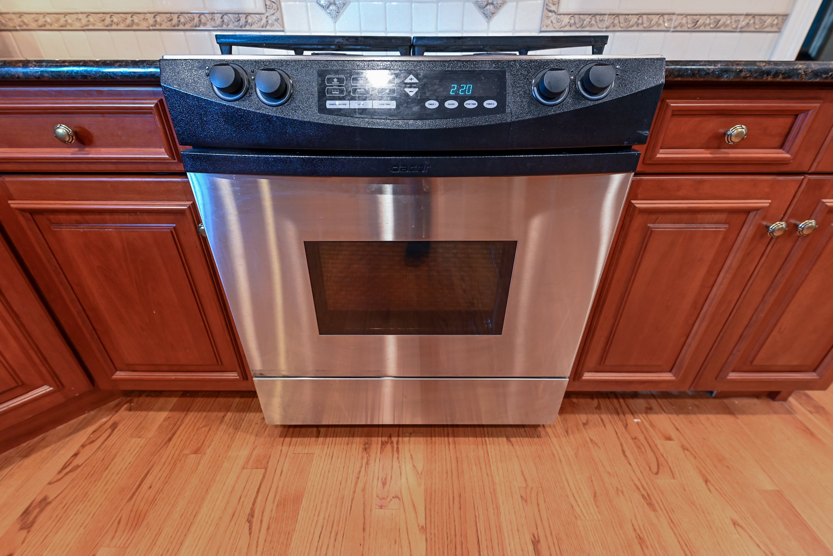 Peter Salerno English Toffee Traditional Pre-Owned Kitchen