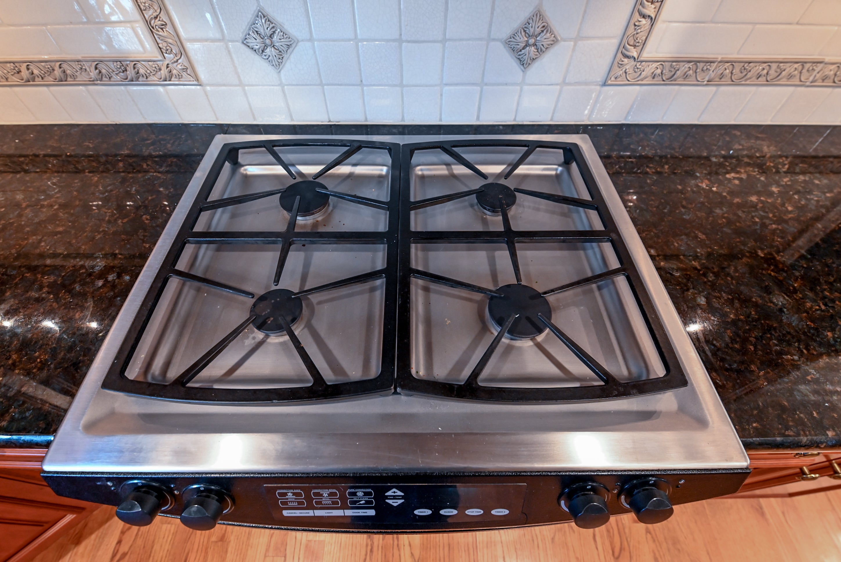 Peter Salerno English Toffee Traditional Pre-Owned Kitchen