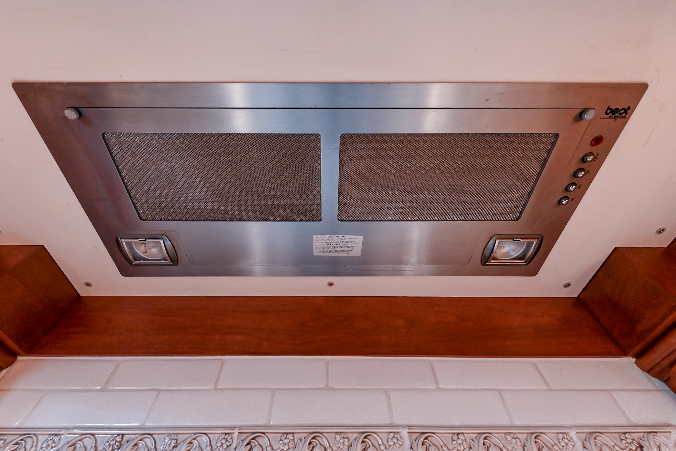 Peter Salerno English Toffee Traditional Pre-Owned Kitchen