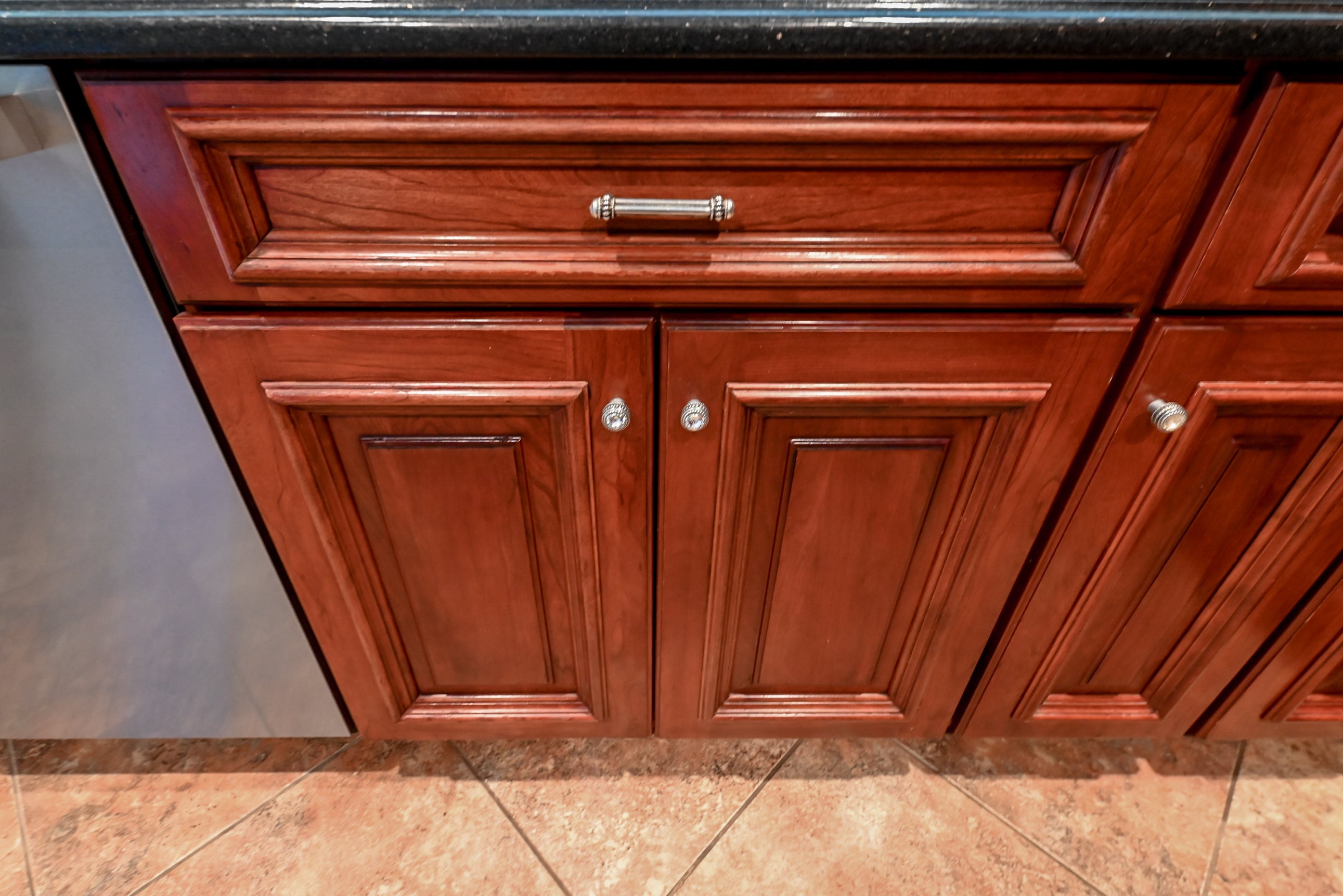 Bertch Apple Caramel Traditional Pre-Owned Kitchen