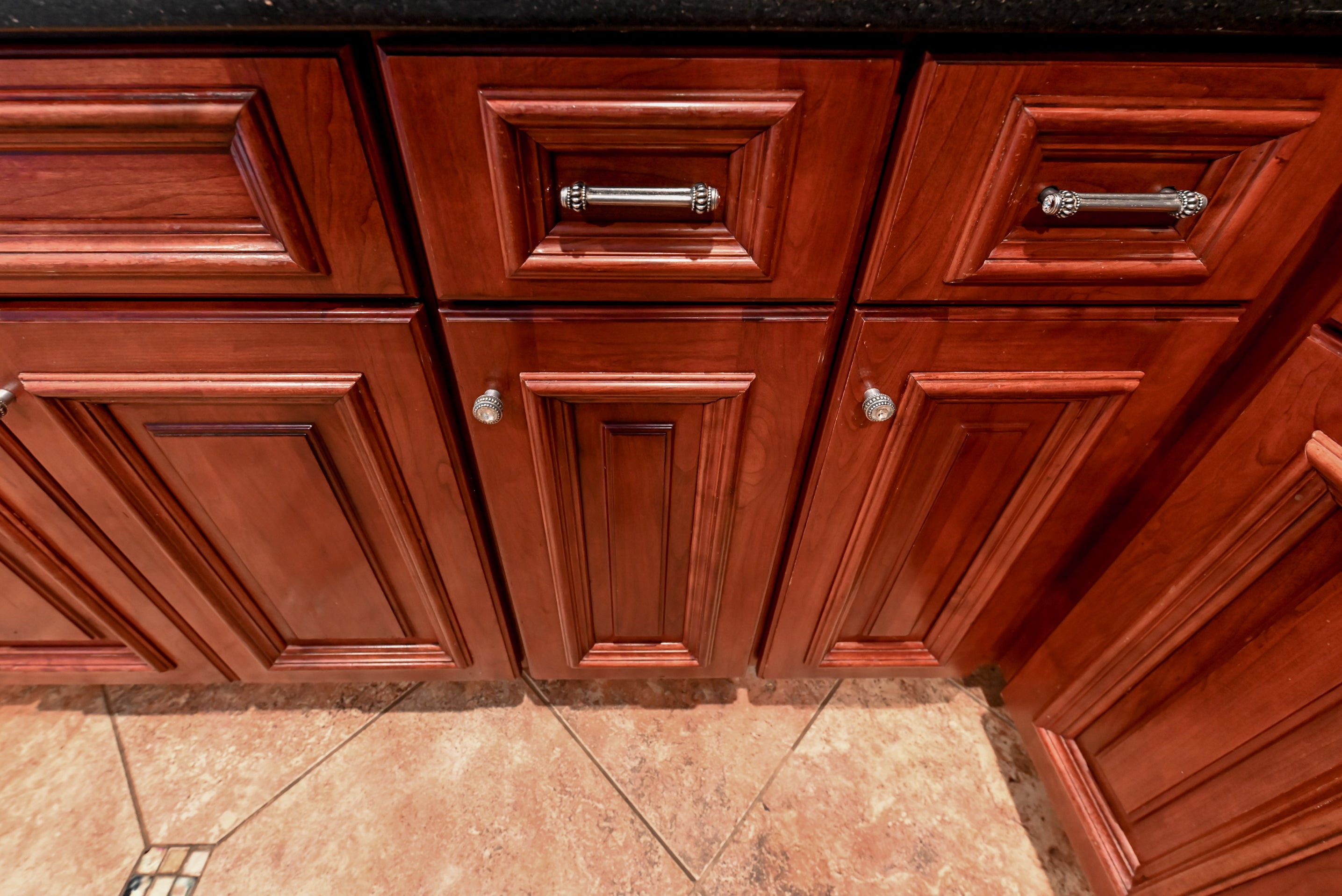 Bertch Apple Caramel Traditional Pre-Owned Kitchen