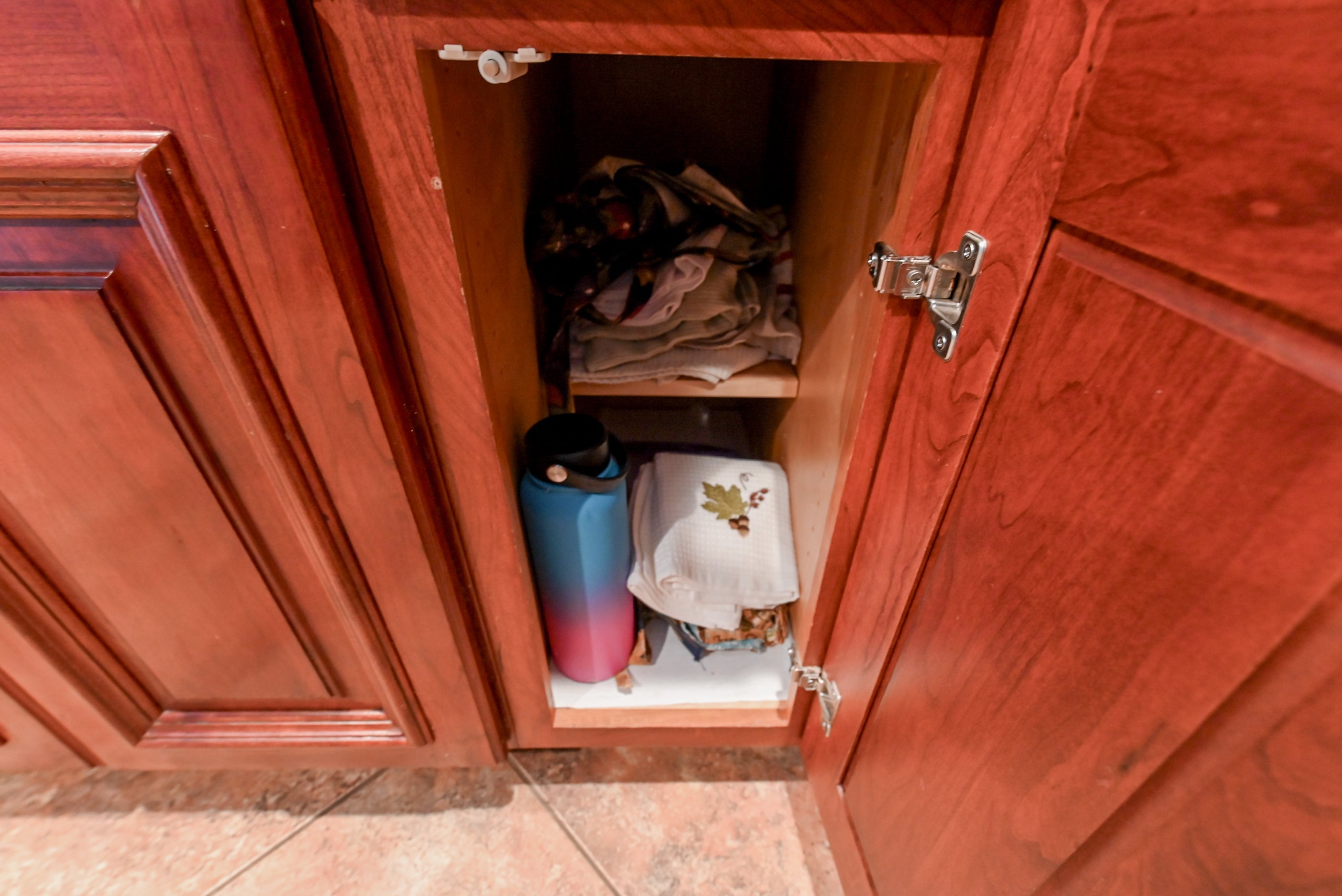 Bertch Apple Caramel Traditional Pre-Owned Kitchen