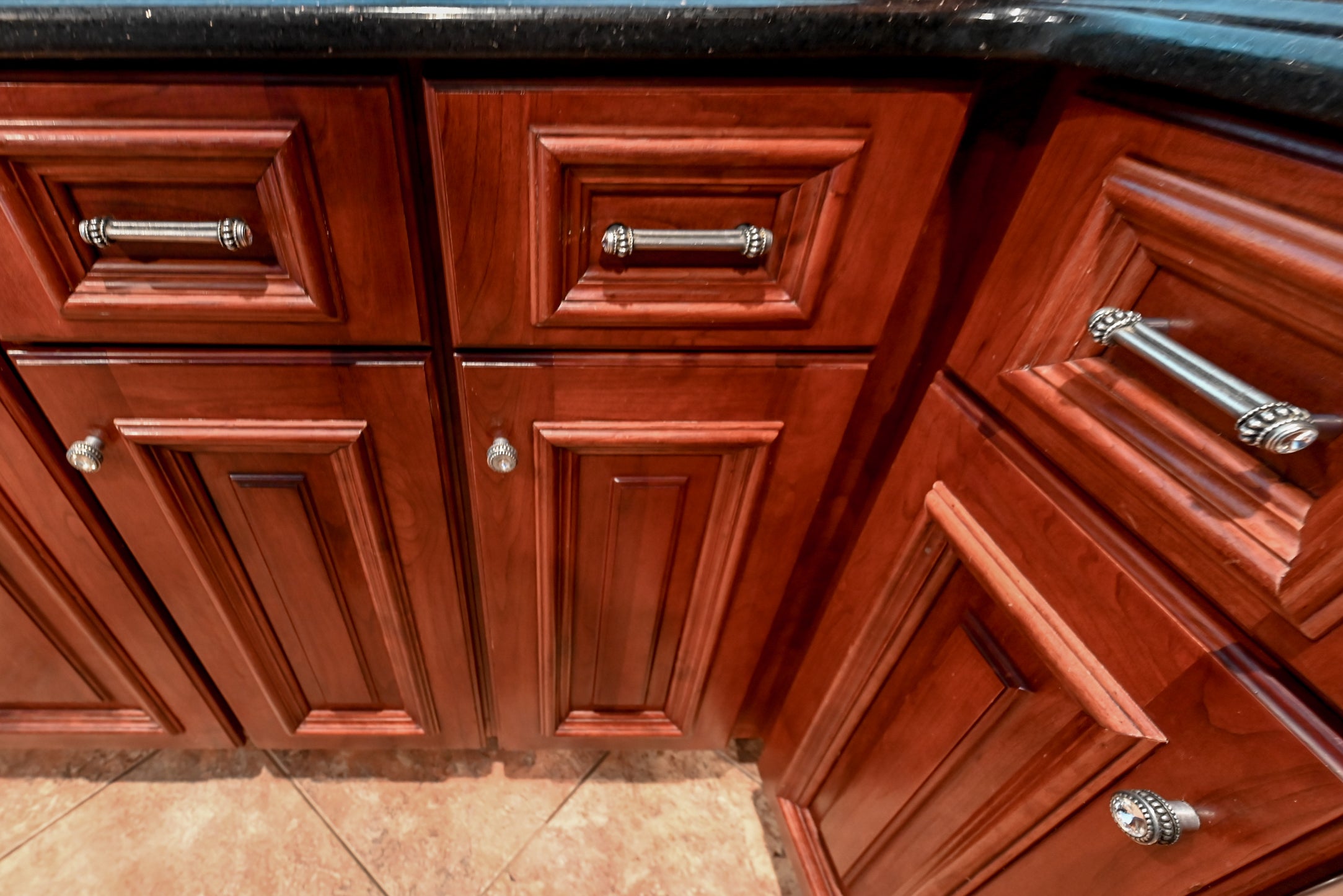 Bertch Apple Caramel Traditional Pre-Owned Kitchen