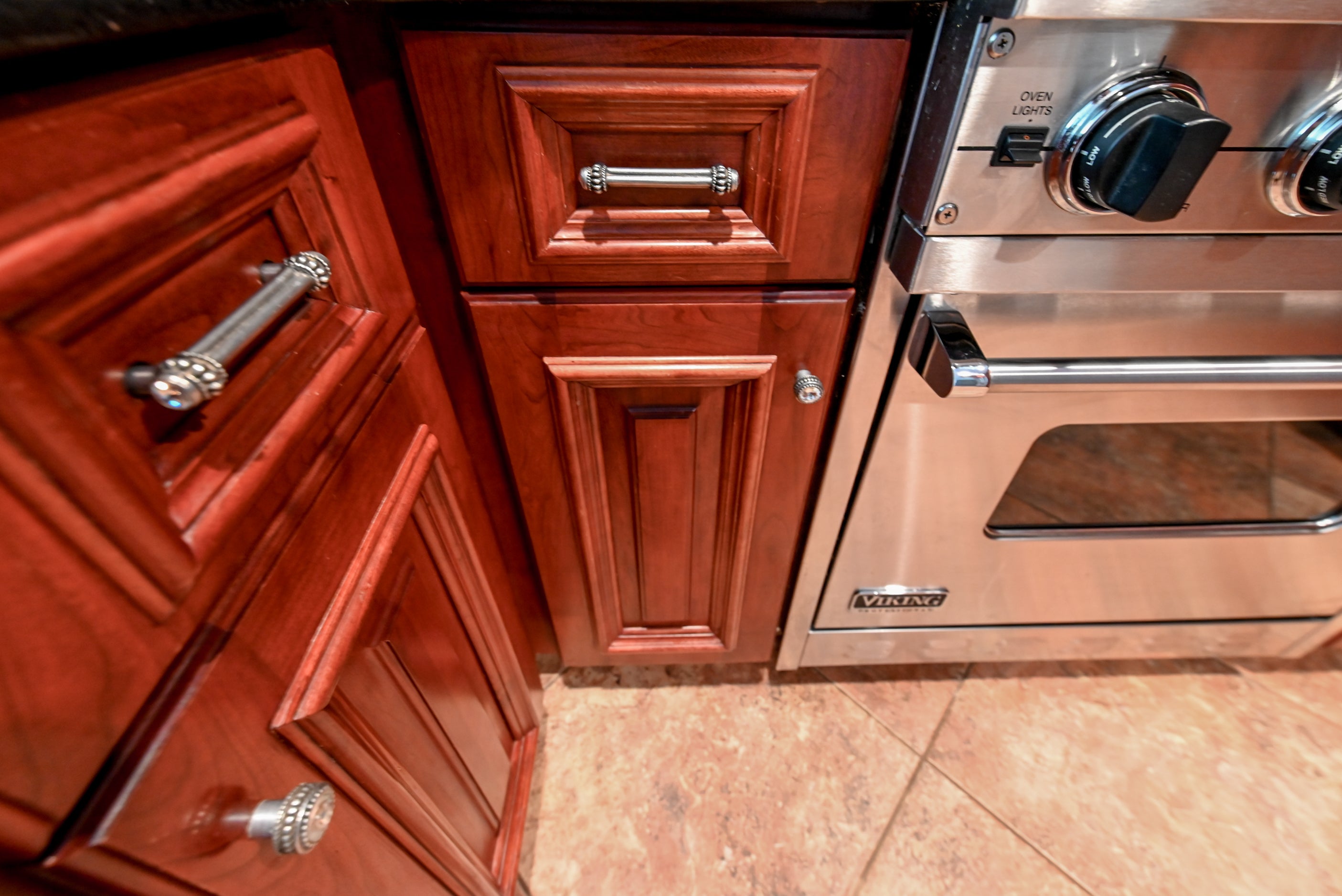 Bertch Apple Caramel Traditional Pre-Owned Kitchen